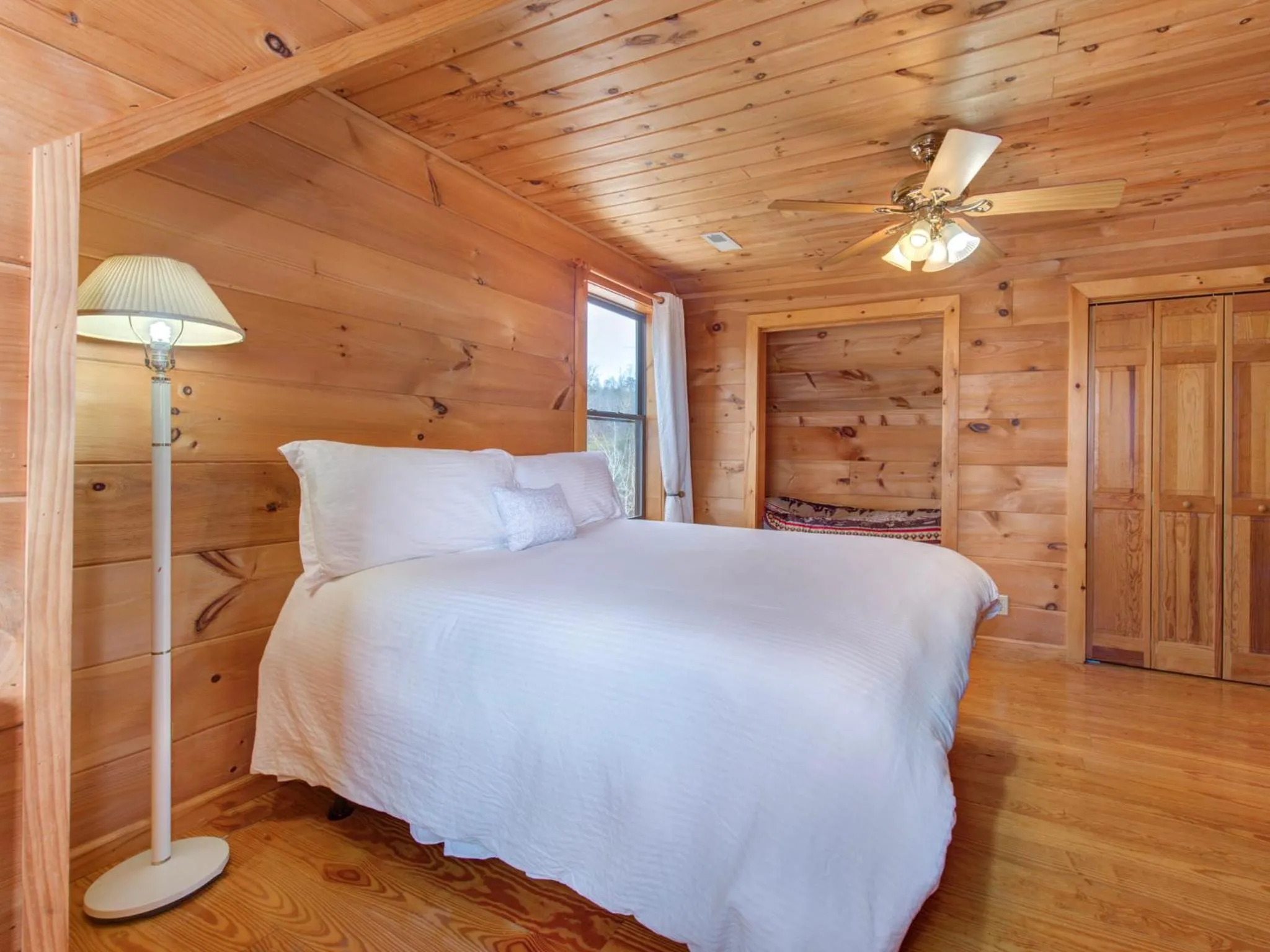 Bedroom, Bed in Stillwater Cove