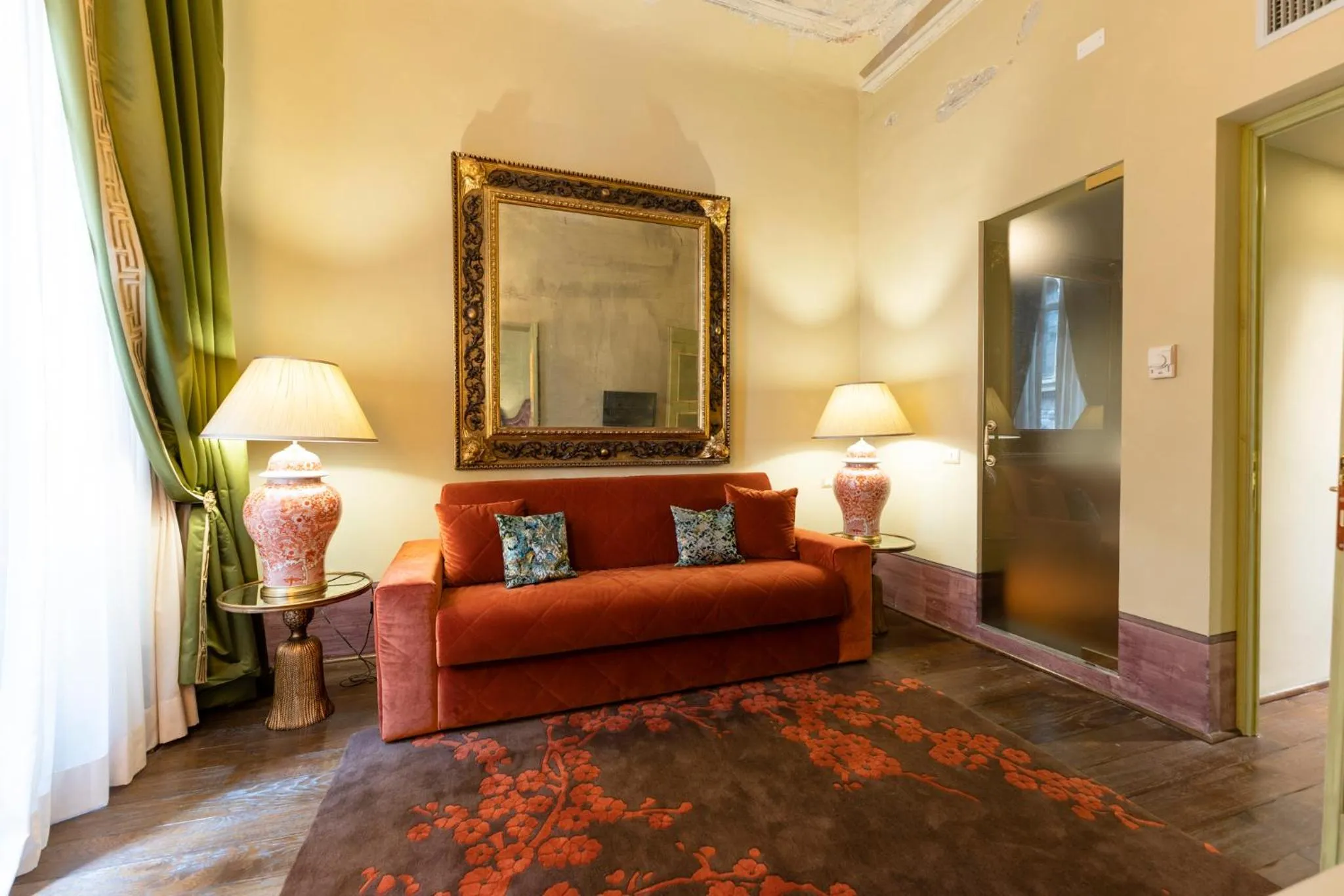 Living room, Bed in Grand Hotel Cavour