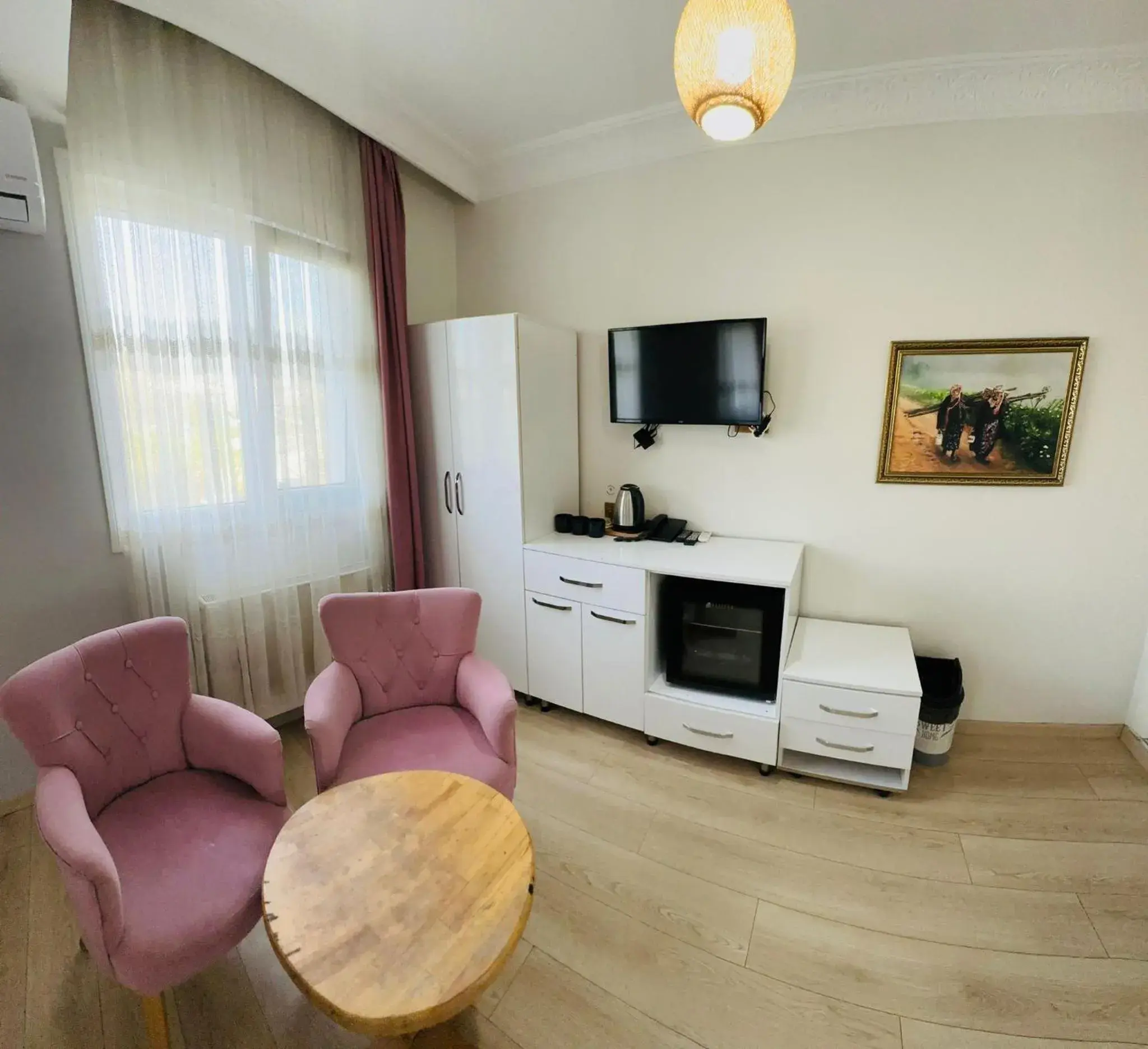 AVRASYAQUEEN HOTEL AVRASYAQUEEN HOTEL