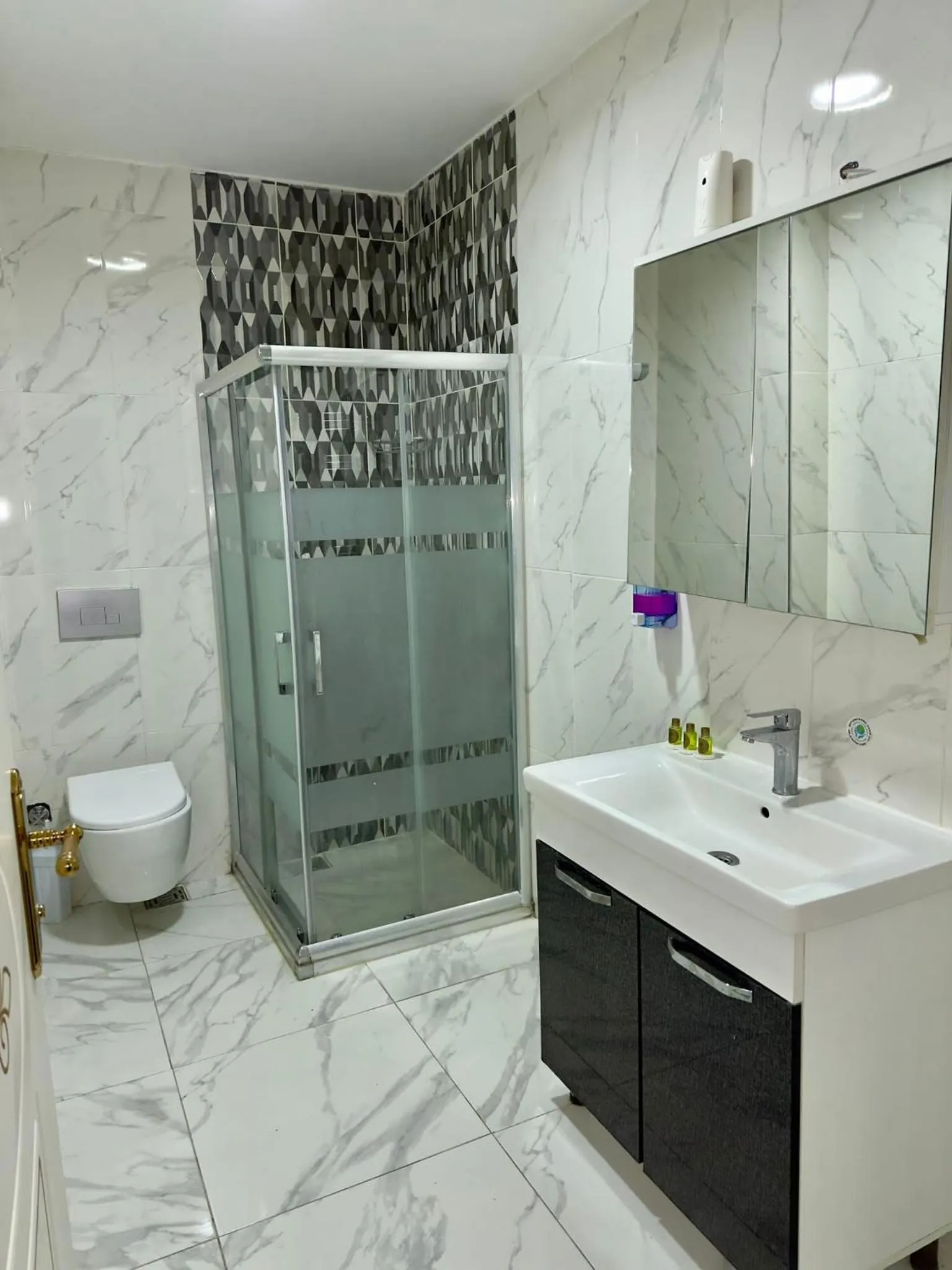 Shower in AVRASYAQUEEN HOTEL