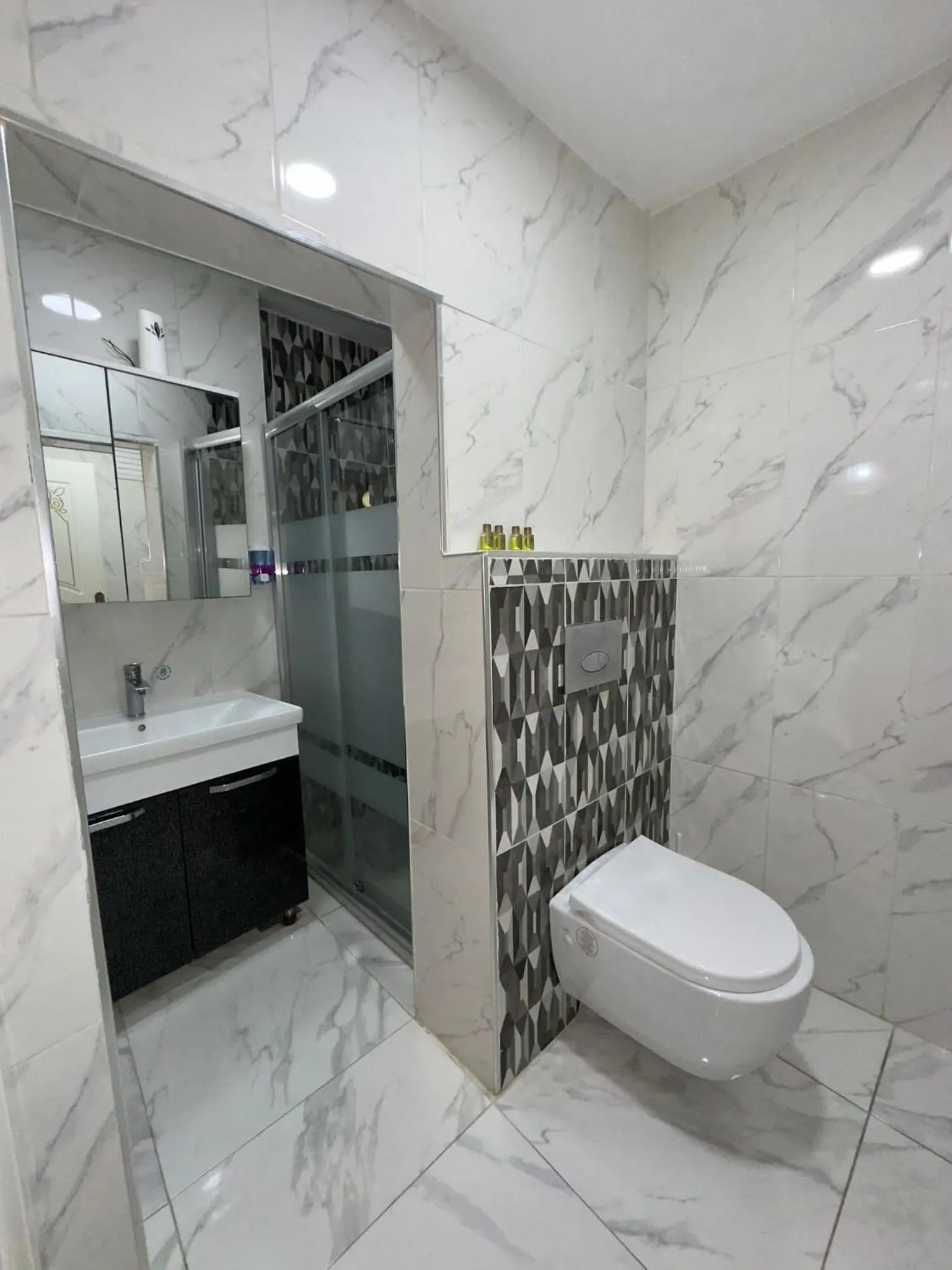 Shower in AVRASYAQUEEN HOTEL