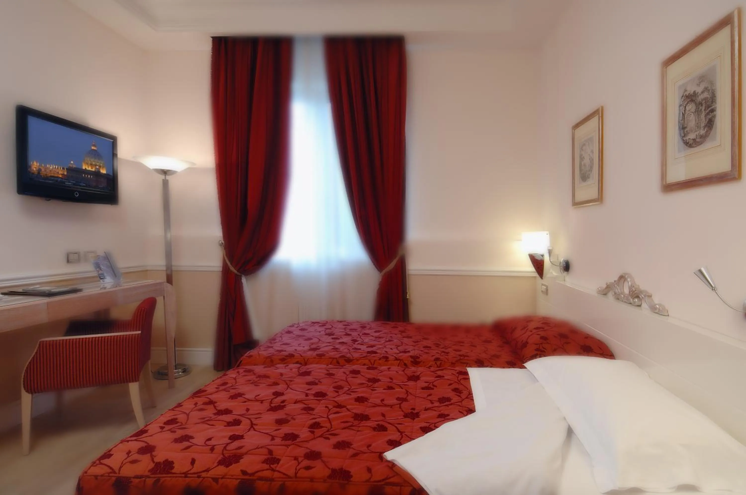 TV and multimedia in Hotel Giulio Cesare