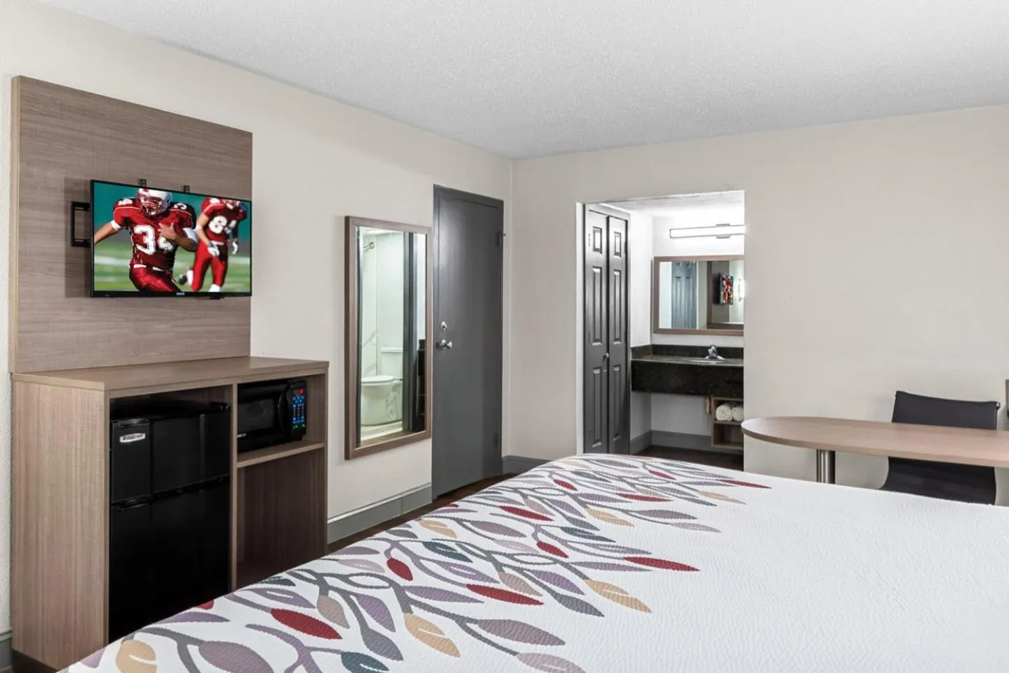 Photo of the whole room, Bed in Red Roof Inn Richmond - Airport Sandston