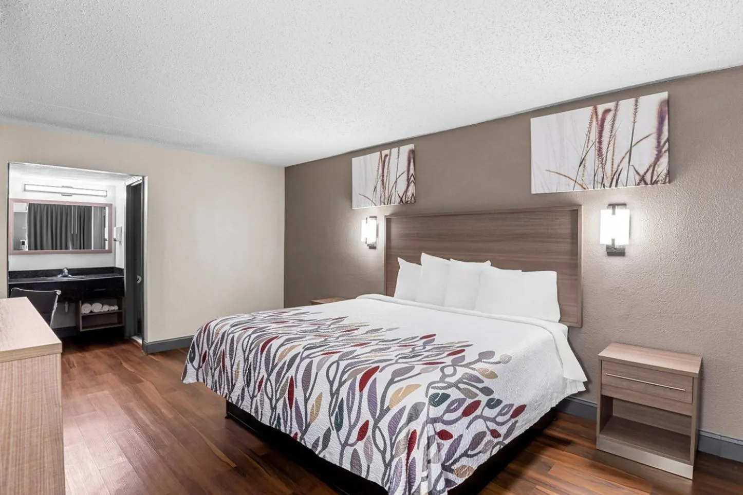 Photo of the whole room, Bed in Red Roof Inn Richmond - Airport Sandston