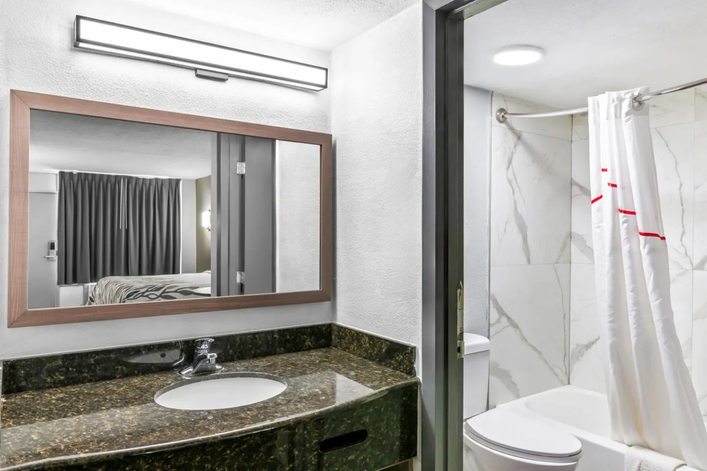 Bathroom in Red Roof Inn Richmond - Airport Sandston