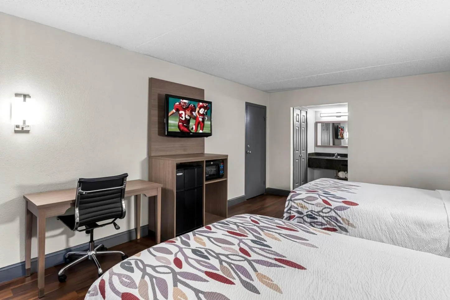 Photo of the whole room, Bed in Red Roof Inn Richmond - Airport Sandston