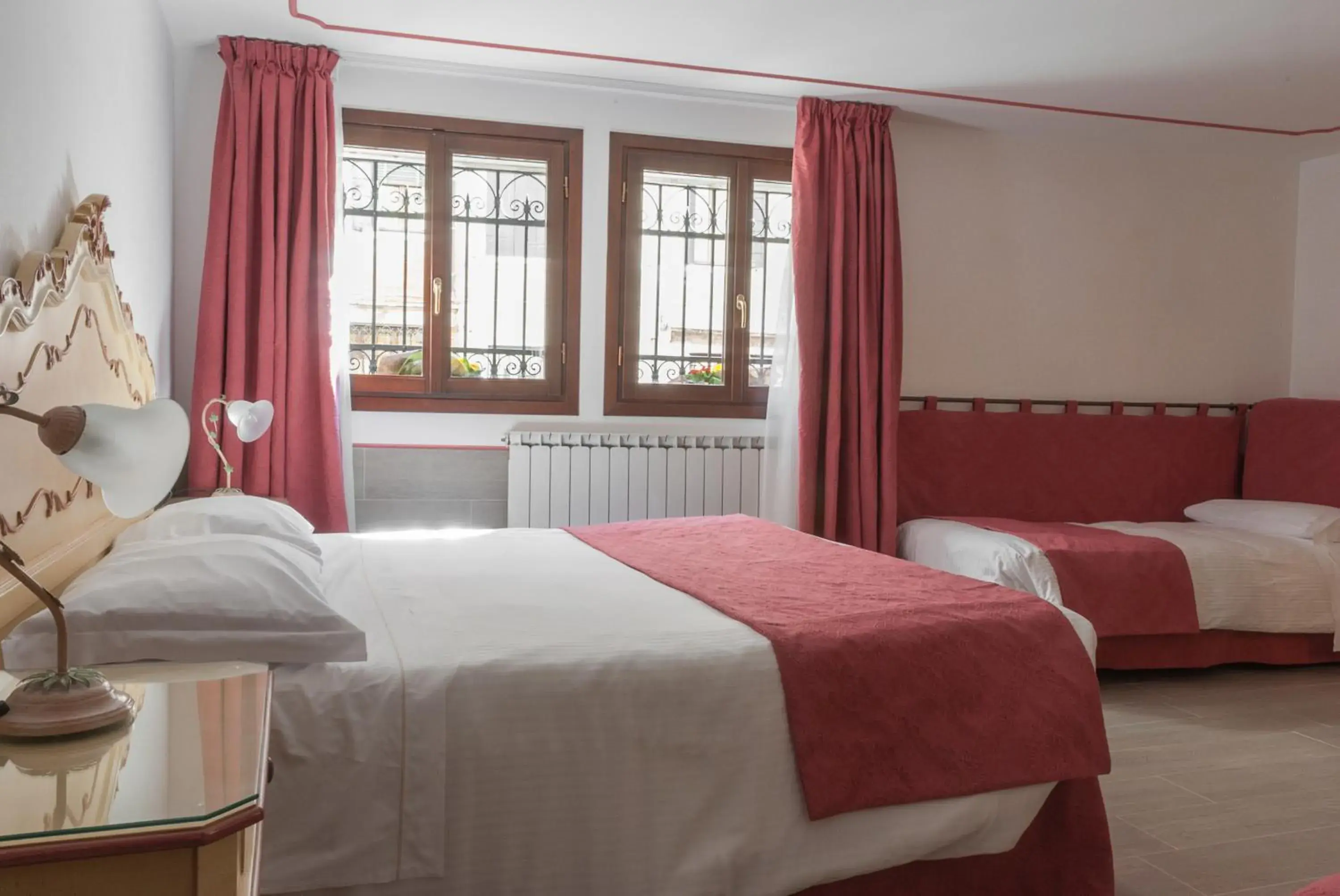 Triple Room with Canal View - Ground Floor in Ca' San Trovaso - 6 Rooms Triple Room with Canal View - Ground Floor in Ca' San Trovaso - 6 Rooms