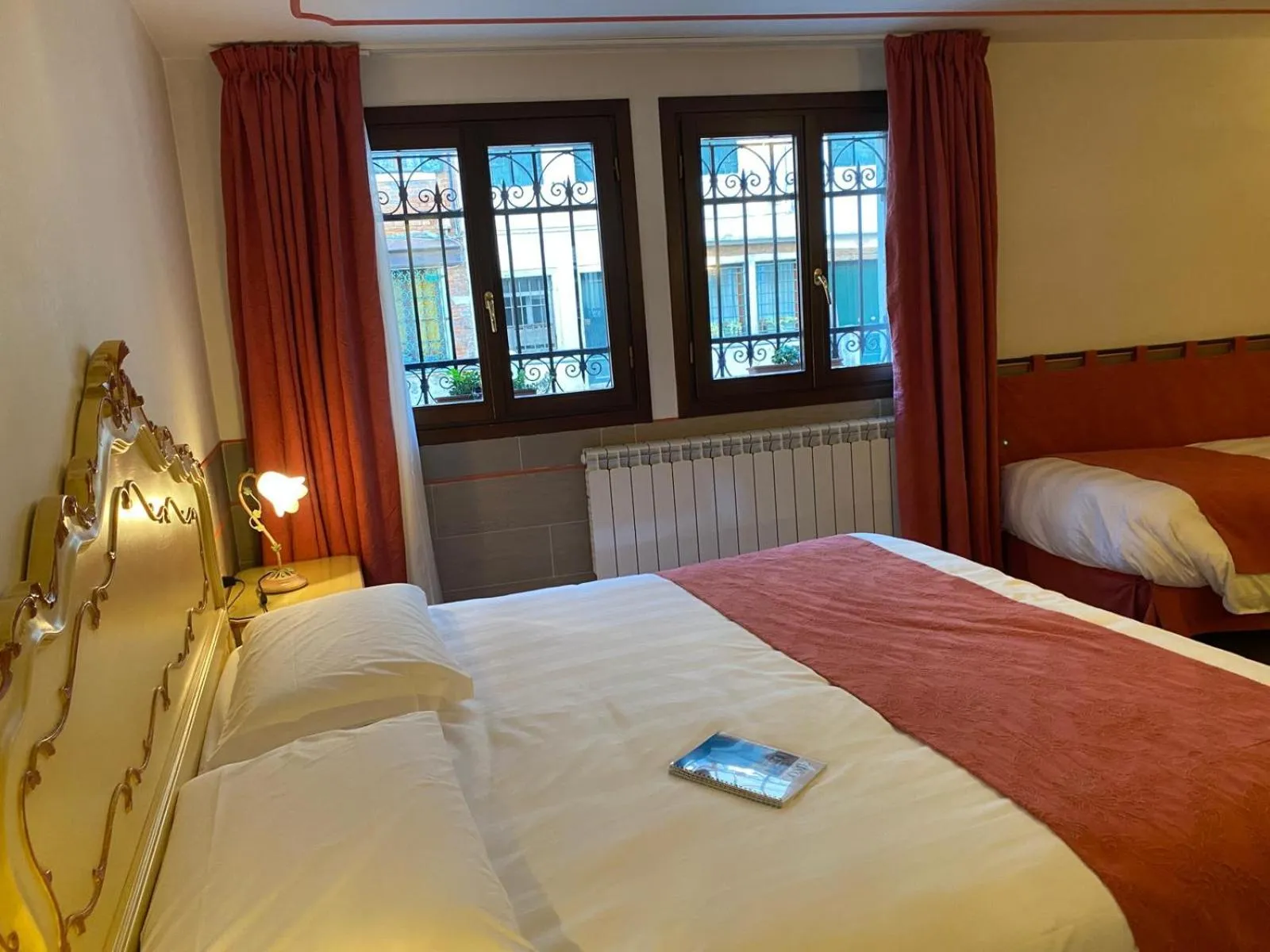 Bed in Ca' San Trovaso - 6 Rooms