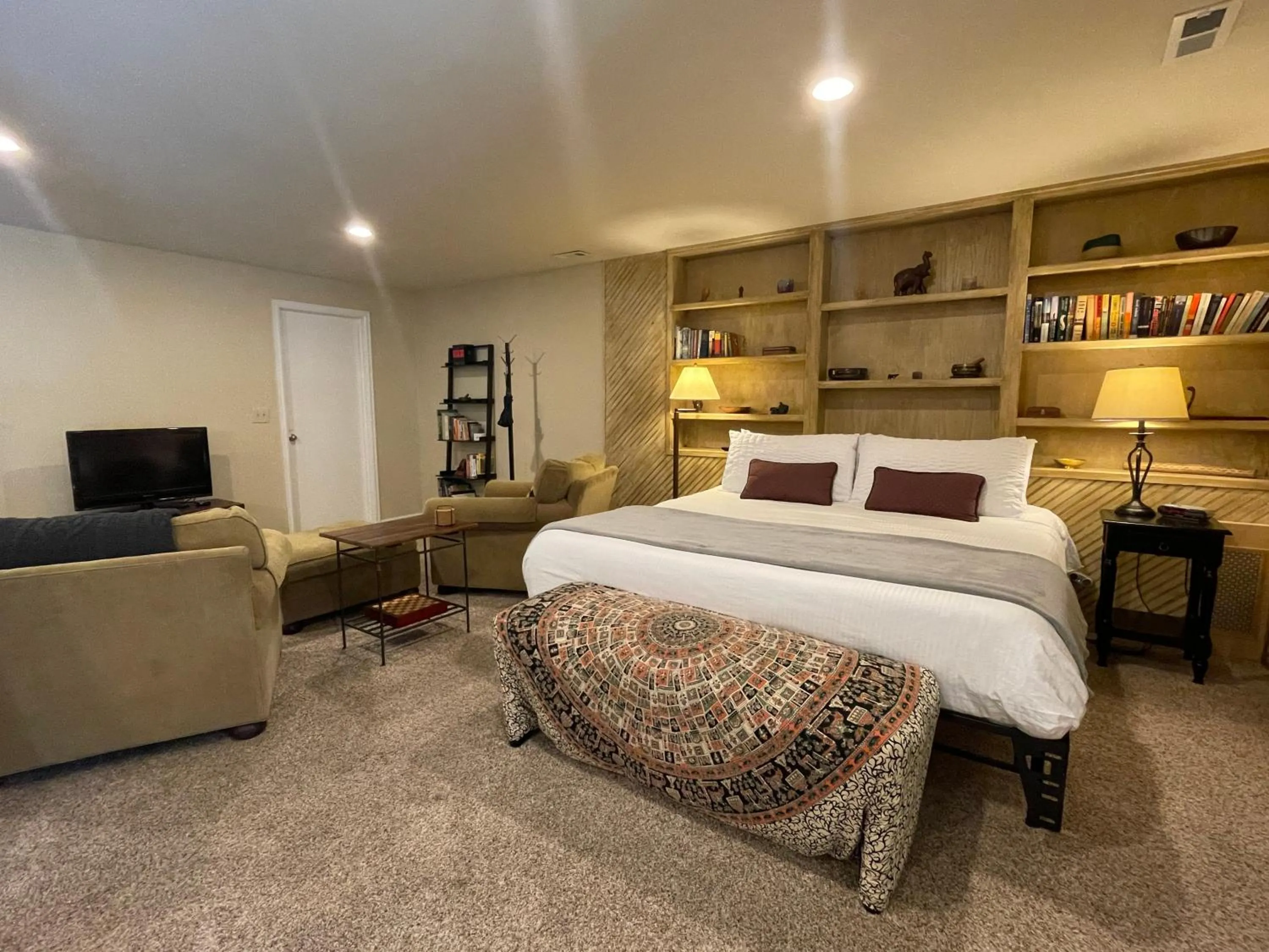 Couples Retreat with Hot Tub, Sauna and Steam Room