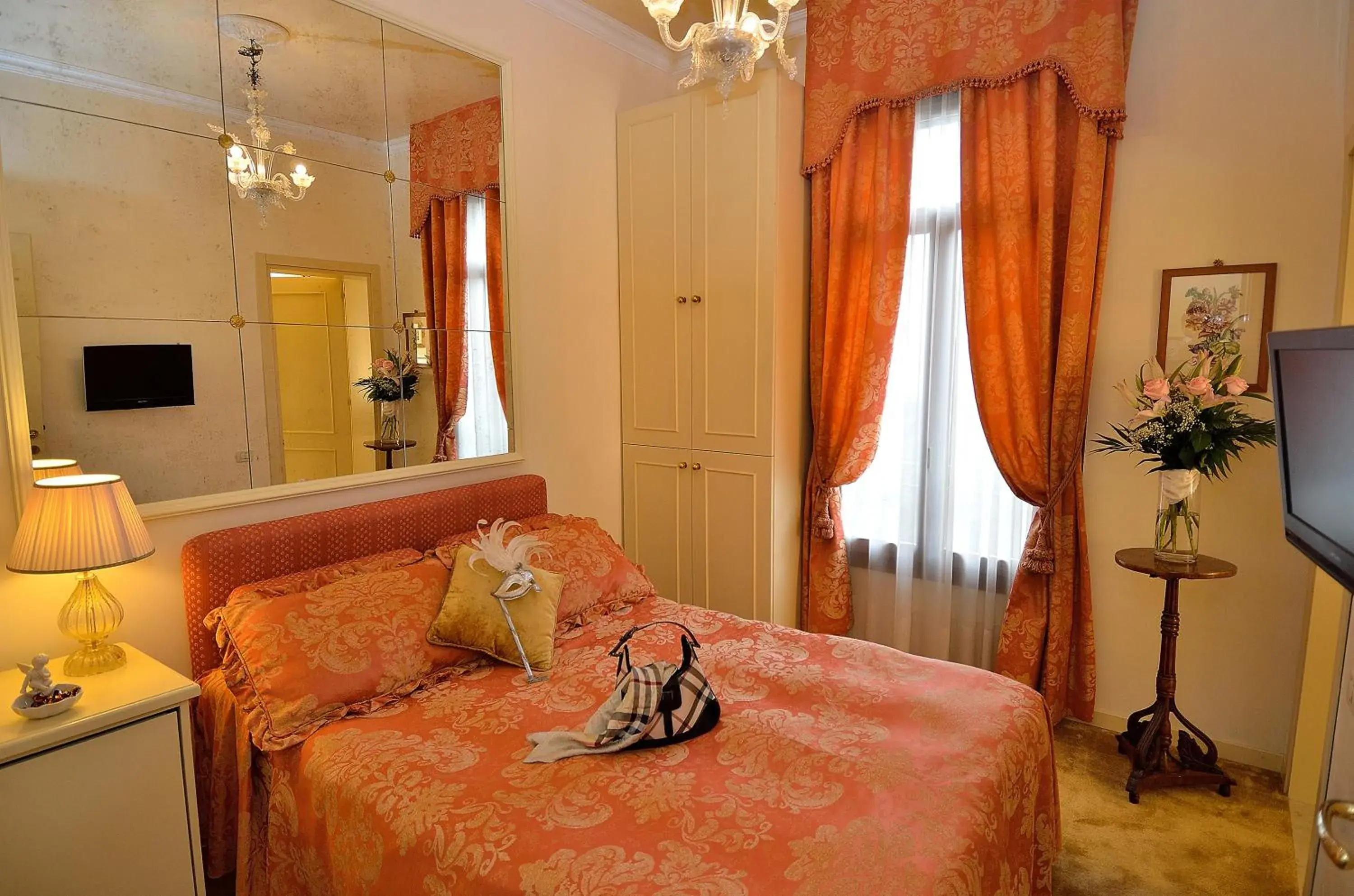Deluxe Single Room in Palazzo Odoni Deluxe Single Room in Palazzo Odoni