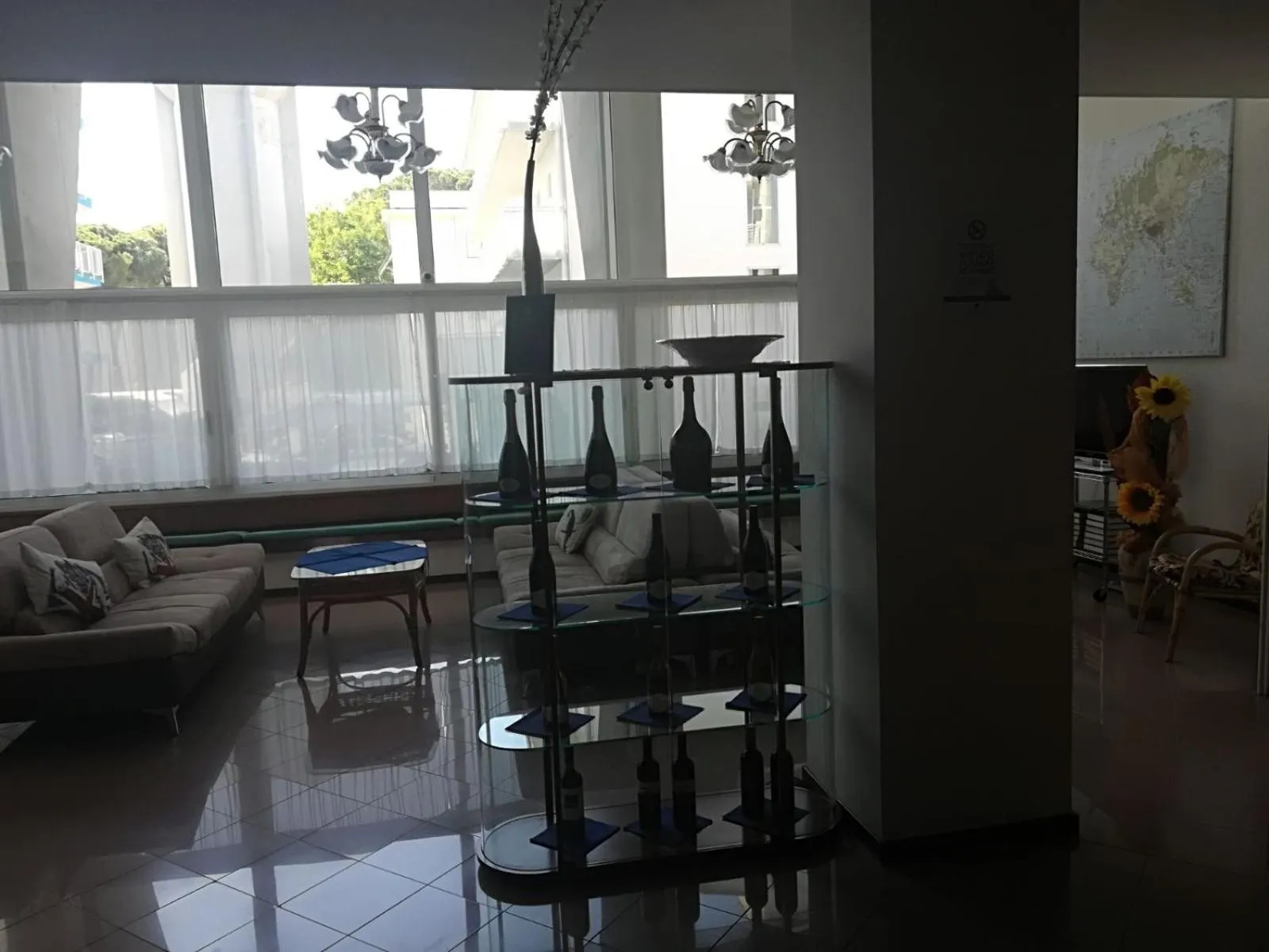 Communal lounge/ TV room in Hotel Ambra