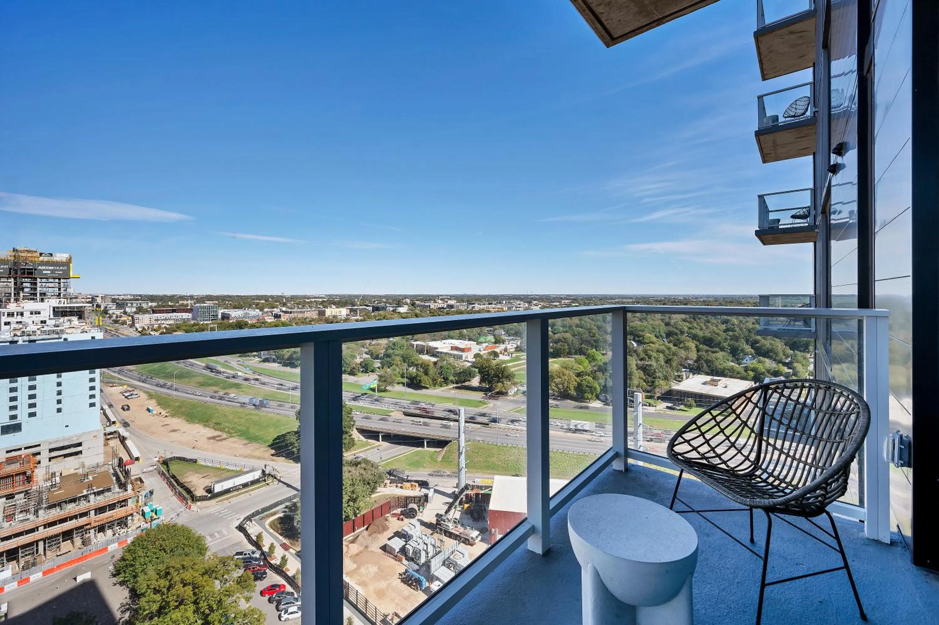 Upscale Rainey St Condo Homes - Peloton, gym, rooftop pool, wifi included