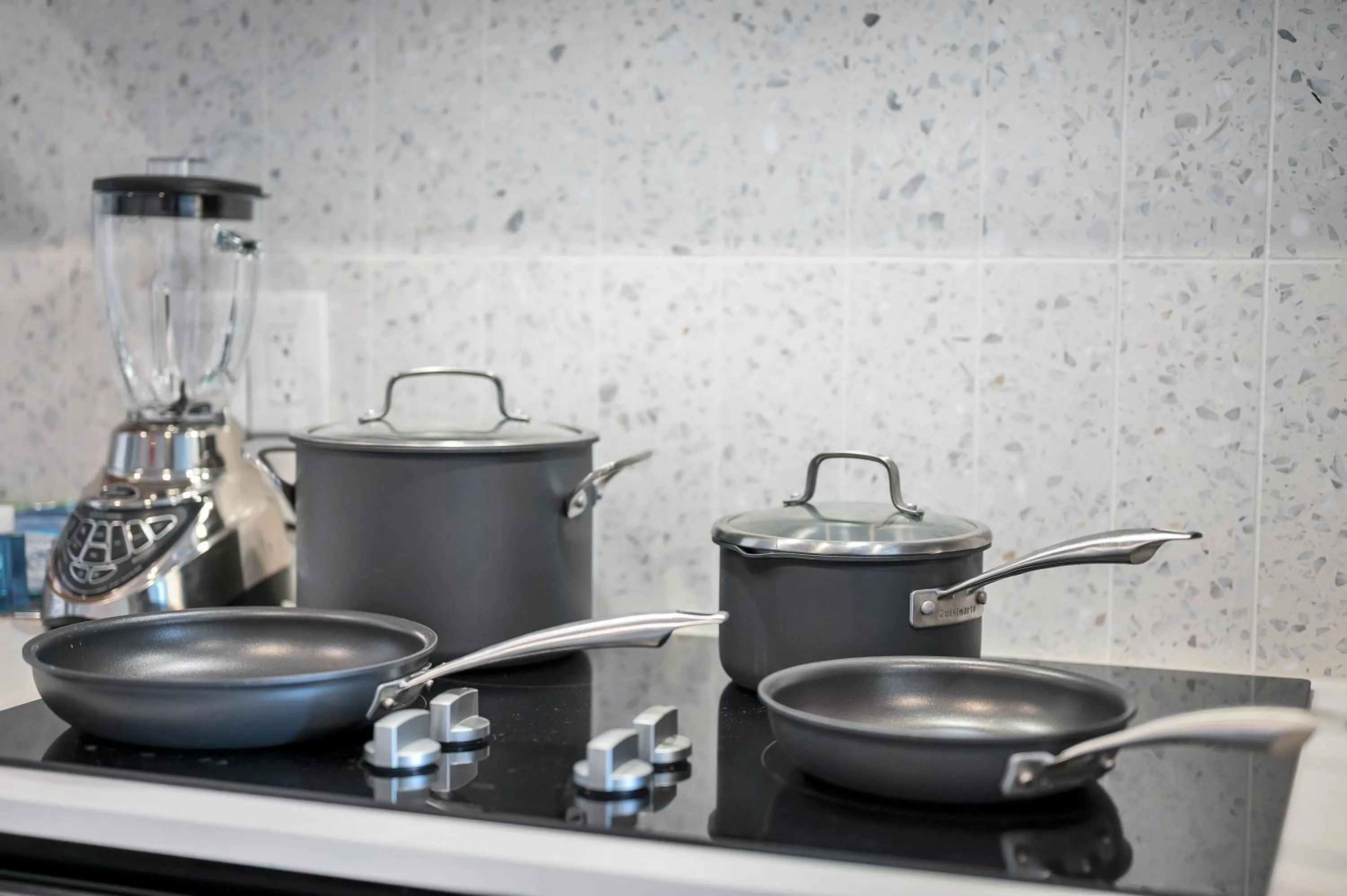 Upscale Rainey St Condo Homes - Peloton, gym, rooftop pool, wifi included
