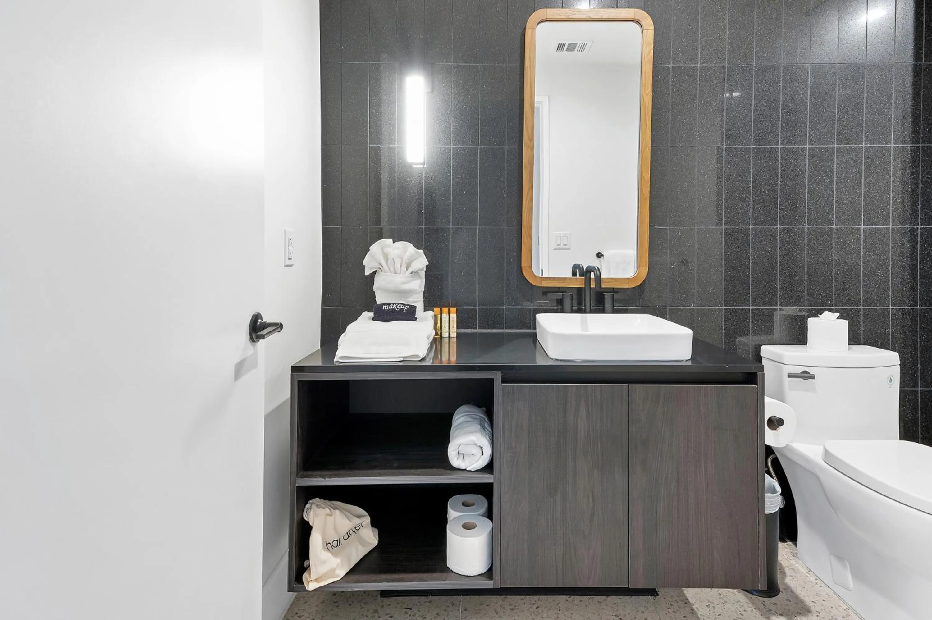Upscale Rainey St Condo Homes - Peloton, gym, rooftop pool, wifi included