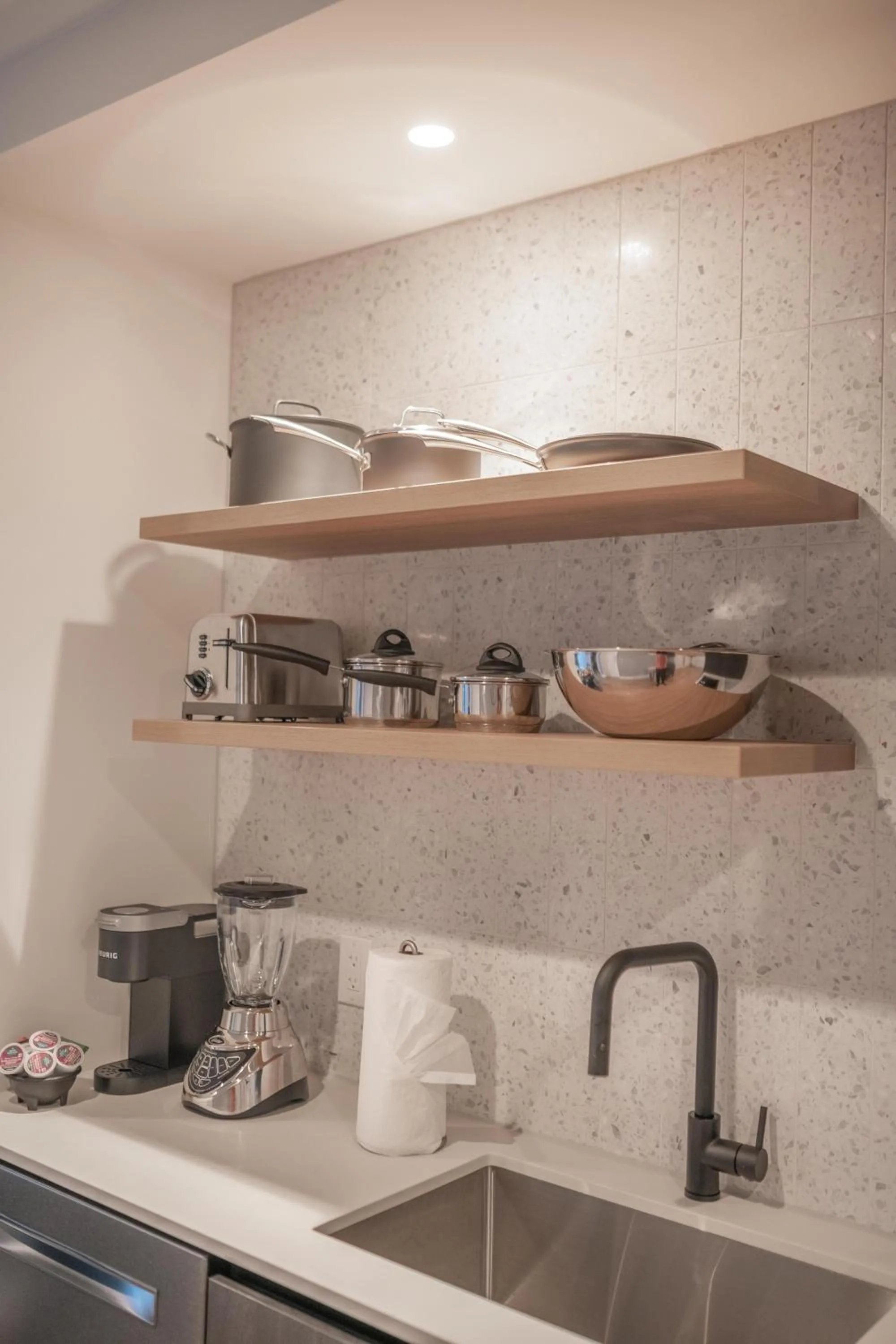 Upscale Rainey St Condo Homes - Peloton, gym, rooftop pool, wifi included