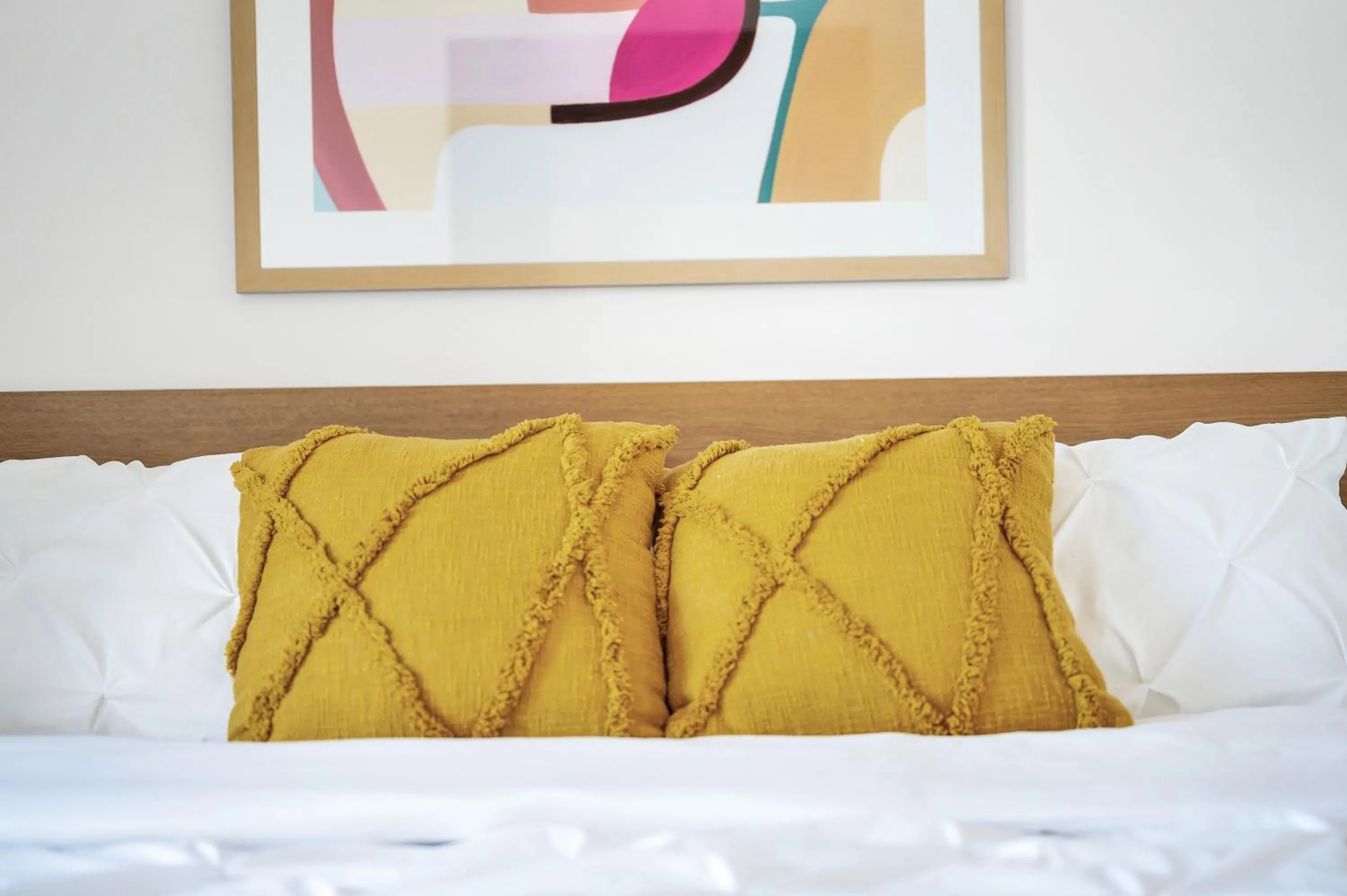 Bed in Upscale Rainey St Condo Homes - Peloton, gym, rooftop pool, wifi included