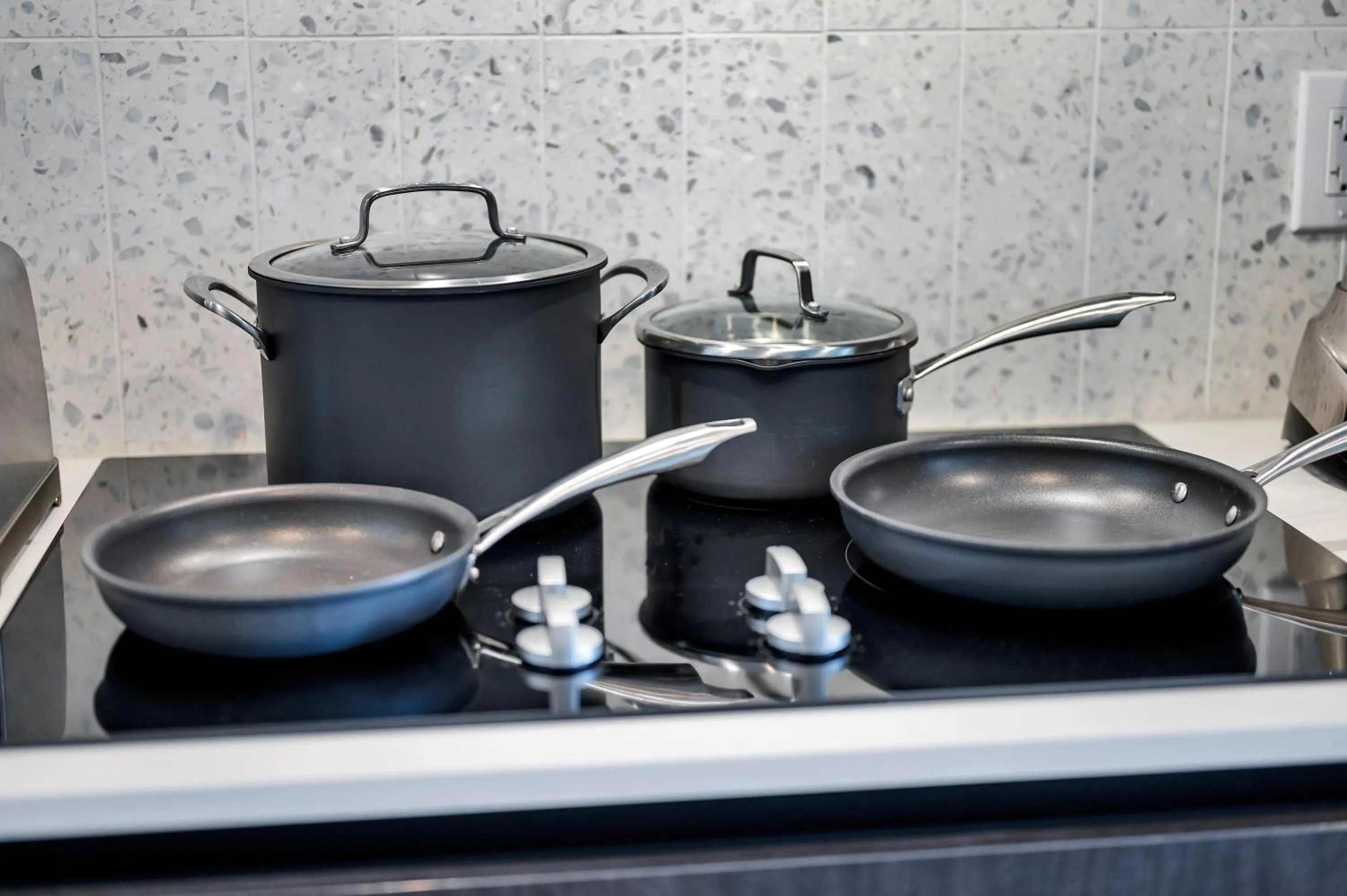 Upscale Rainey St Condo Homes - Peloton, gym, rooftop pool, wifi included