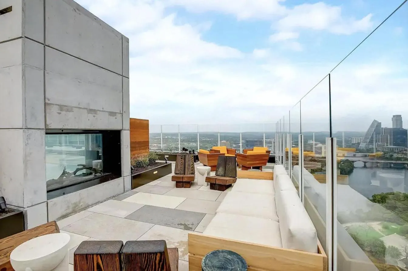 Upscale Rainey St Condo Homes - Peloton, gym, rooftop pool, wifi included