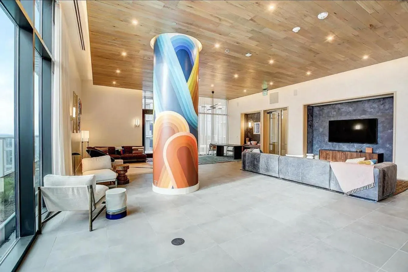 Upscale Rainey St Condo Homes - Peloton, gym, rooftop pool, wifi included