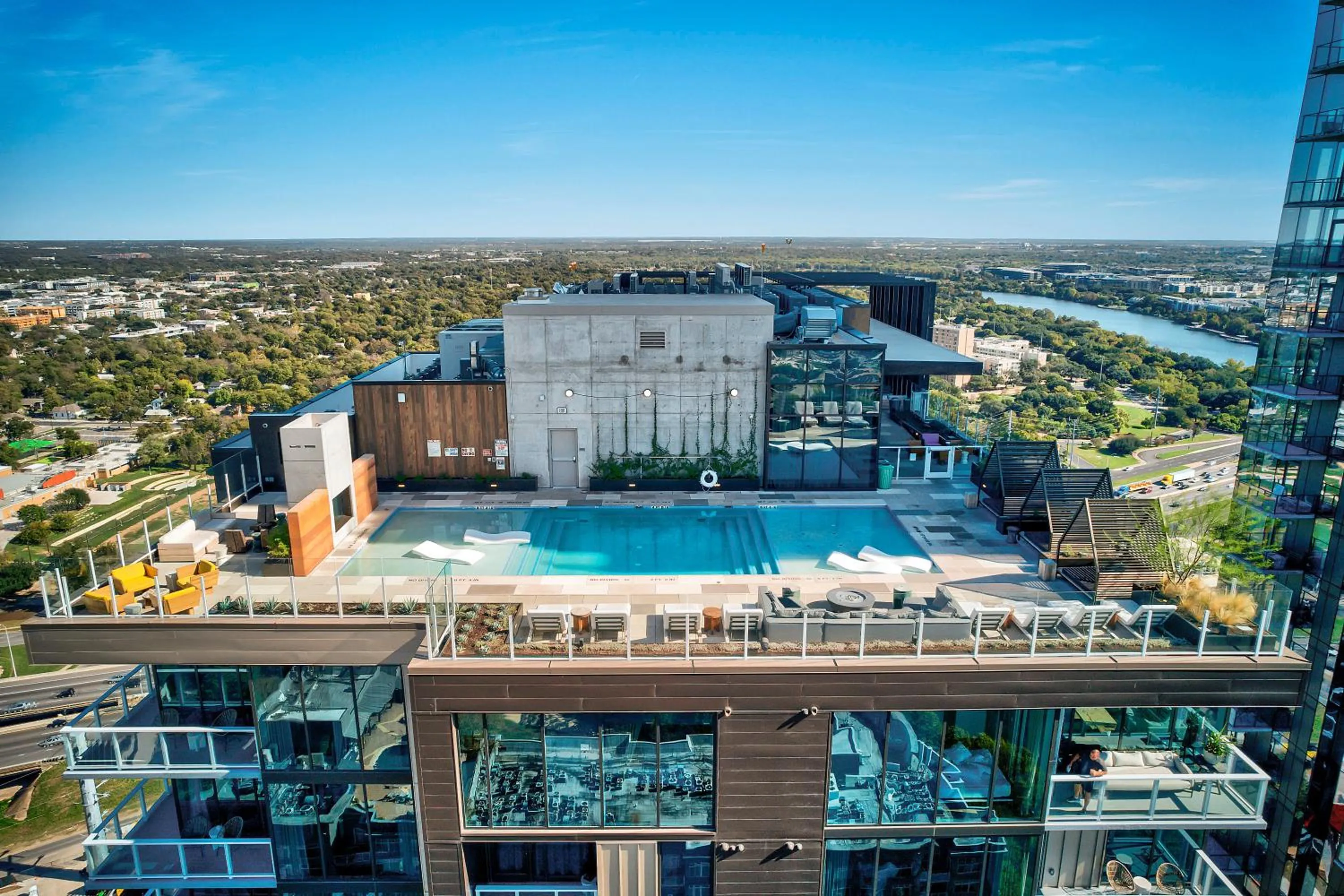 Upscale Rainey St Condo Homes - Peloton, gym, rooftop pool, wifi included