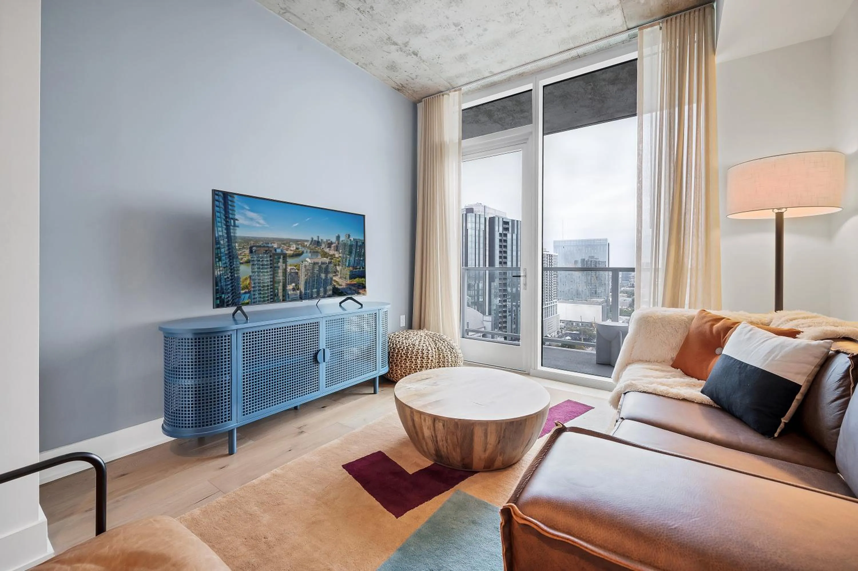 Upscale Rainey St Condo Homes - Peloton, gym, rooftop pool, wifi included