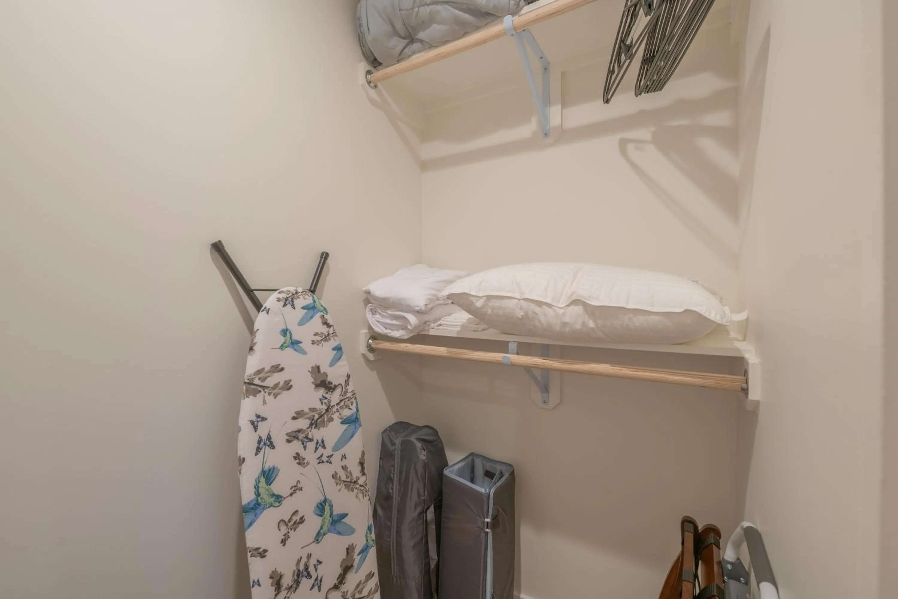Bed in Upscale Rainey St Condo Homes - Peloton, gym, rooftop pool, wifi included
