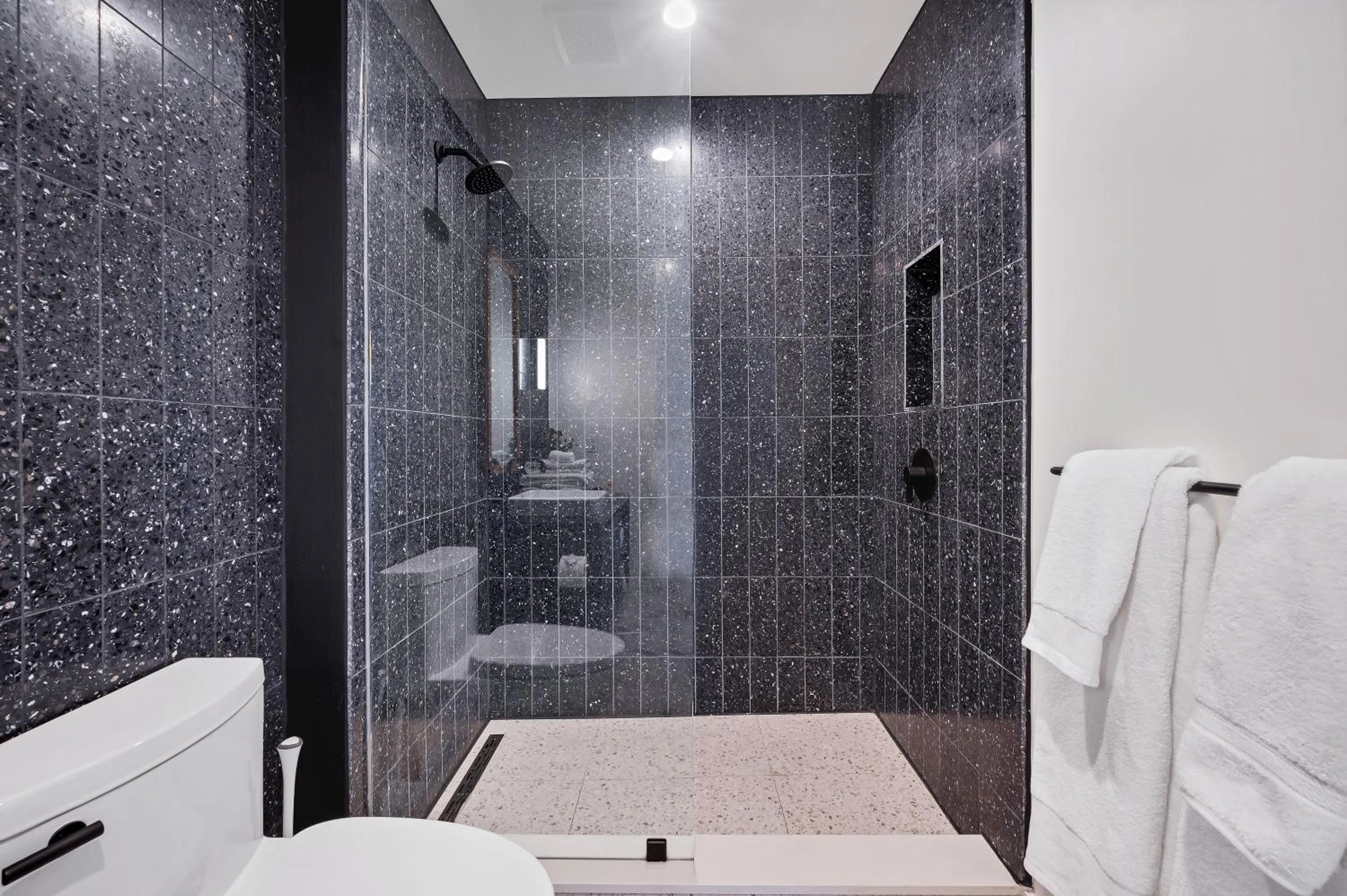 Upscale Rainey St Condo Homes - Peloton, gym, rooftop pool, wifi included