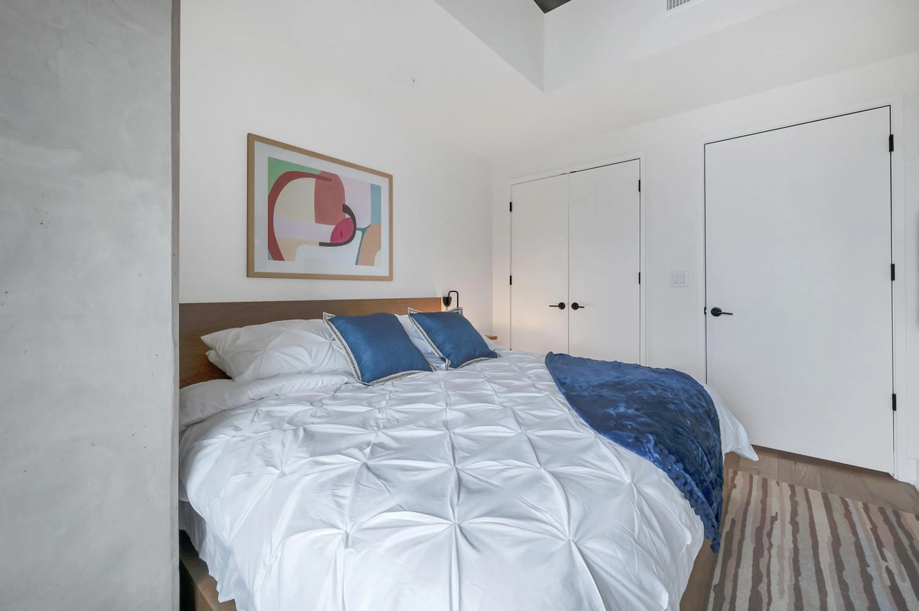 Bed in Upscale Rainey St Condo Homes - Peloton, gym, rooftop pool, wifi included
