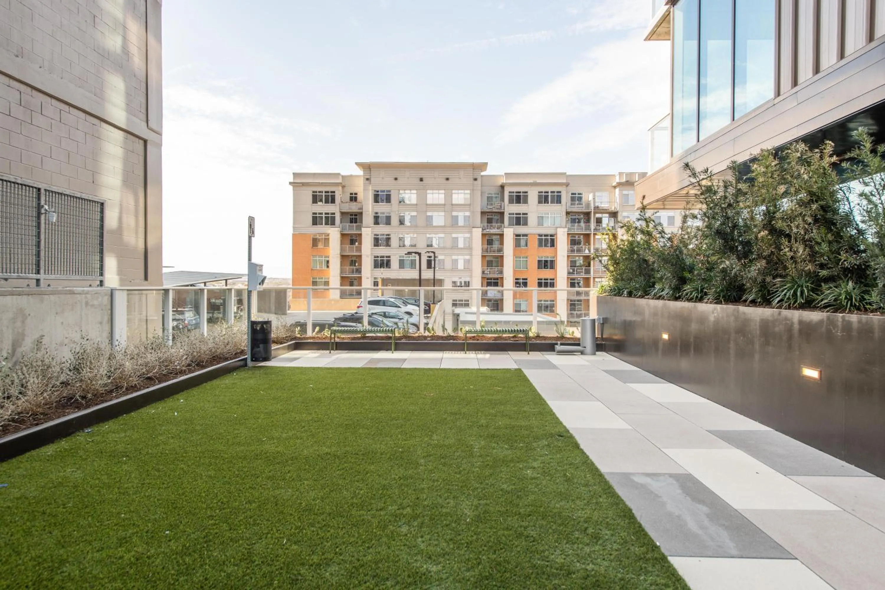 Upscale Rainey St Condo Homes - Peloton, gym, rooftop pool, wifi included