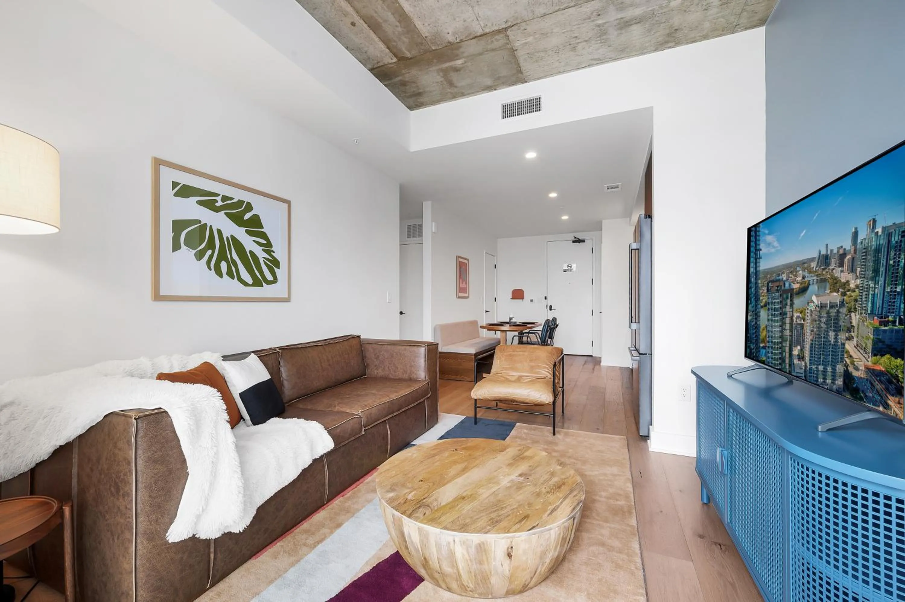 Upscale Rainey St Condo Homes - Peloton, gym, rooftop pool, wifi included