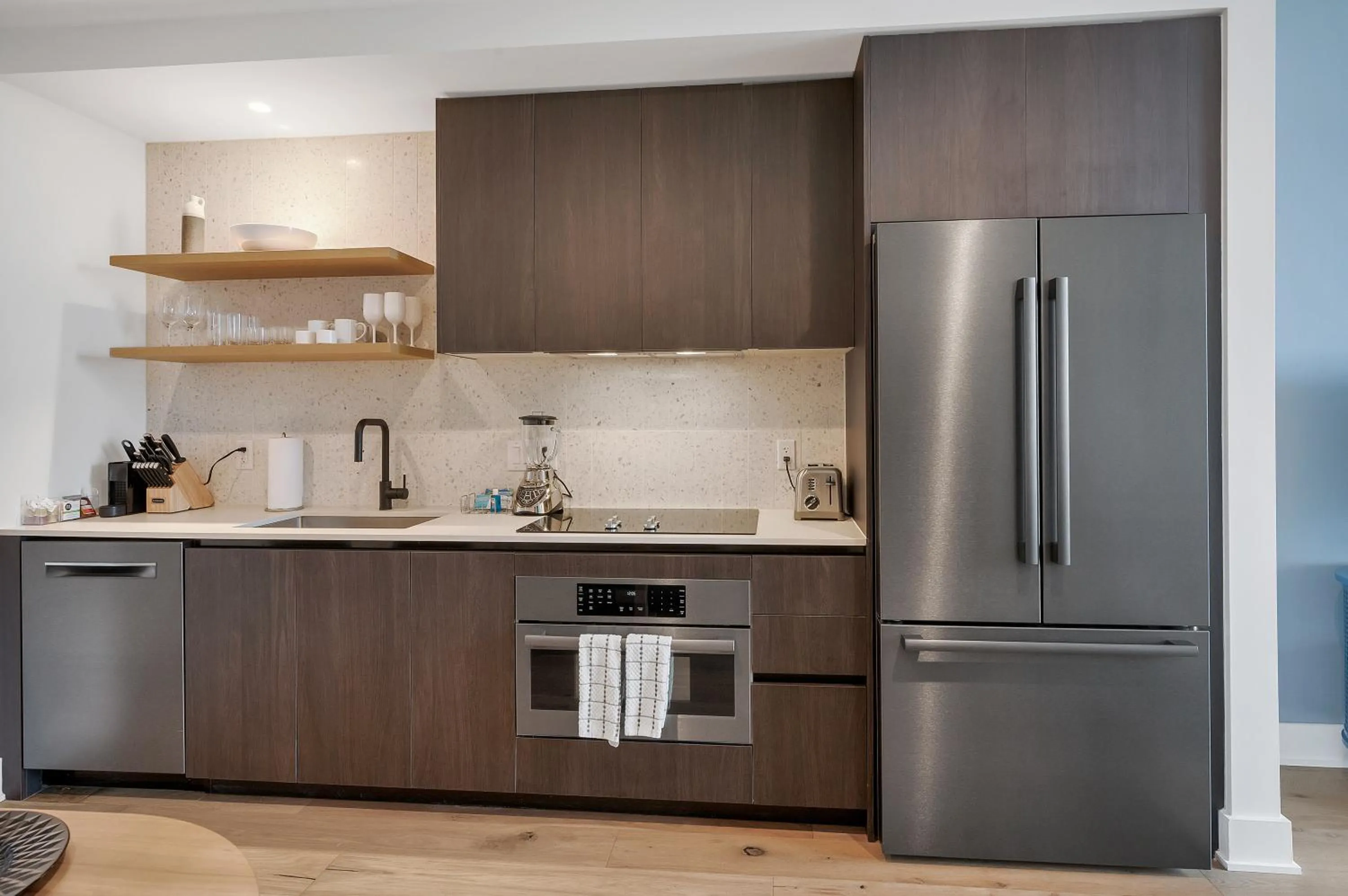 Upscale Rainey St Condo Homes - Peloton, gym, rooftop pool, wifi included