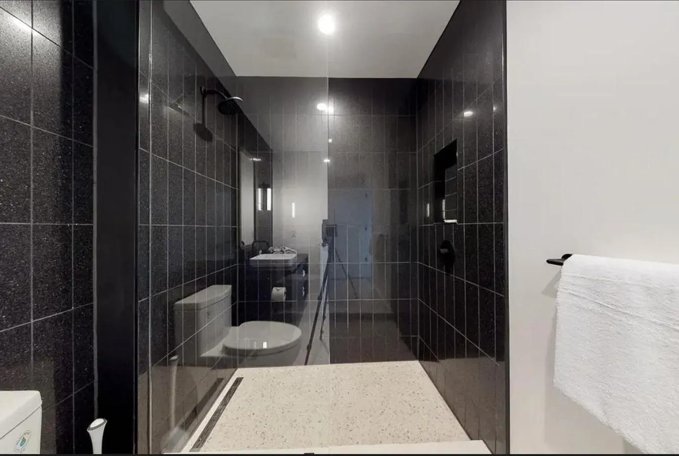 Bed in Upscale Rainey St Condo Homes - Peloton, gym, rooftop pool, wifi included