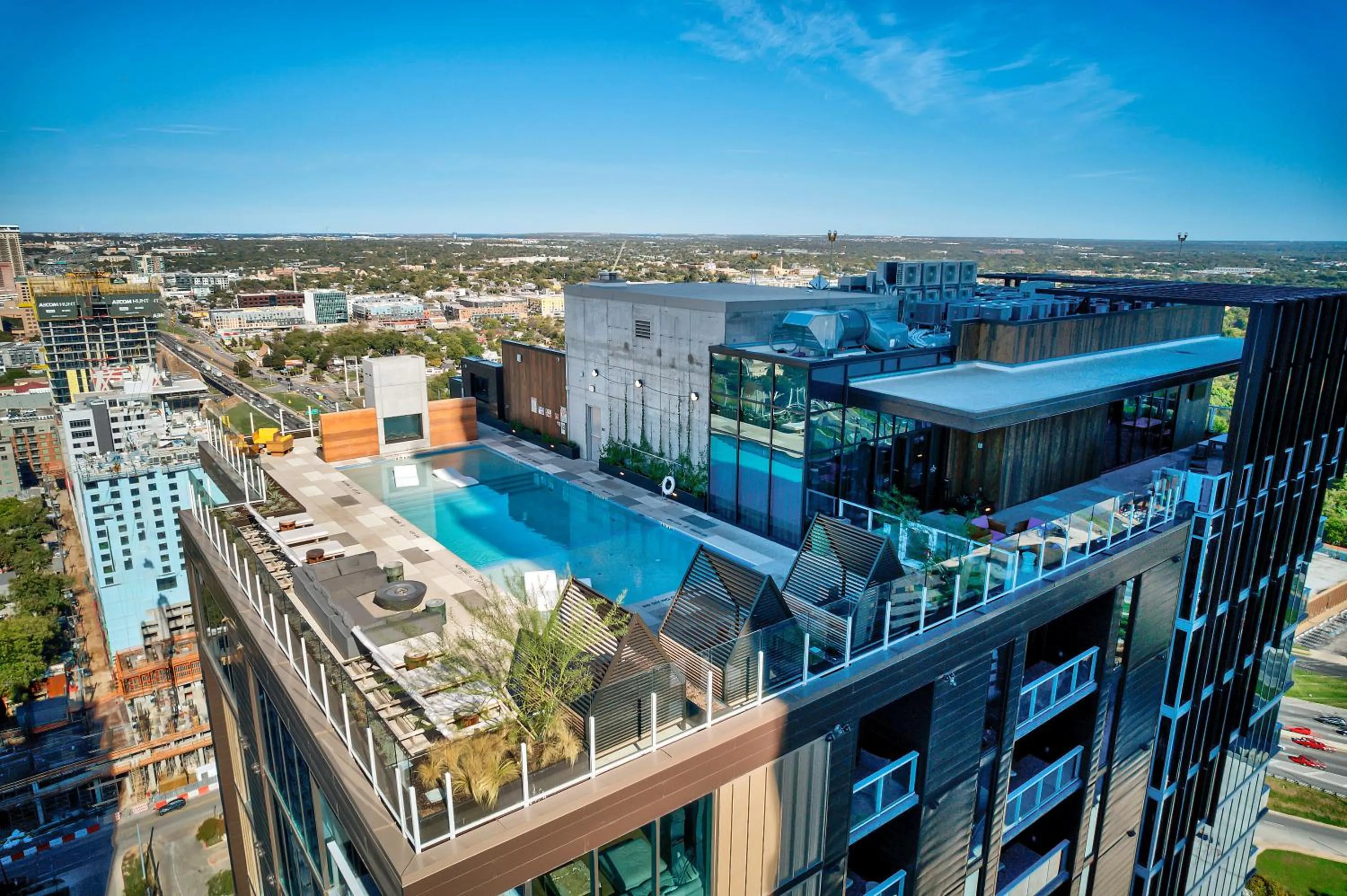 Upscale Rainey St Condo Homes - Peloton, gym, rooftop pool, wifi included