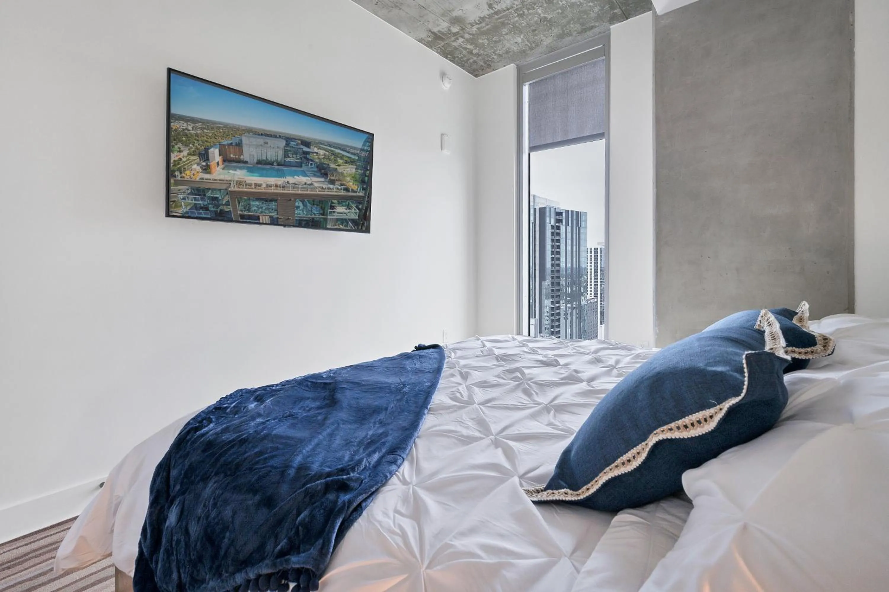 Bed in Upscale Rainey St Condo Homes - Peloton, gym, rooftop pool, wifi included