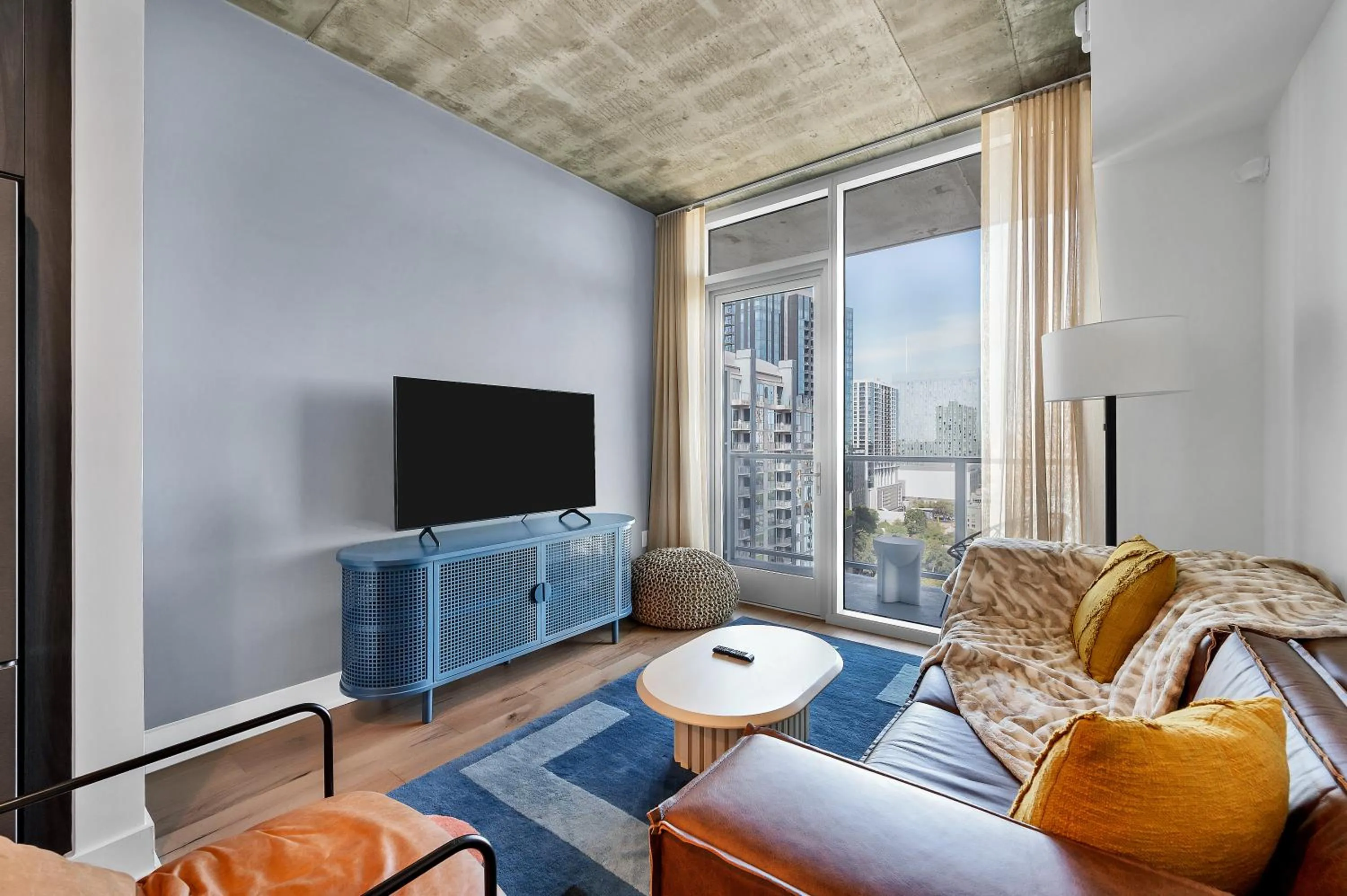 Upscale Rainey St Condo Homes - Peloton, gym, rooftop pool, wifi included
