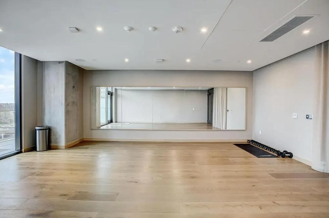 Upscale Rainey St Condo Homes - Peloton, gym, rooftop pool, wifi included