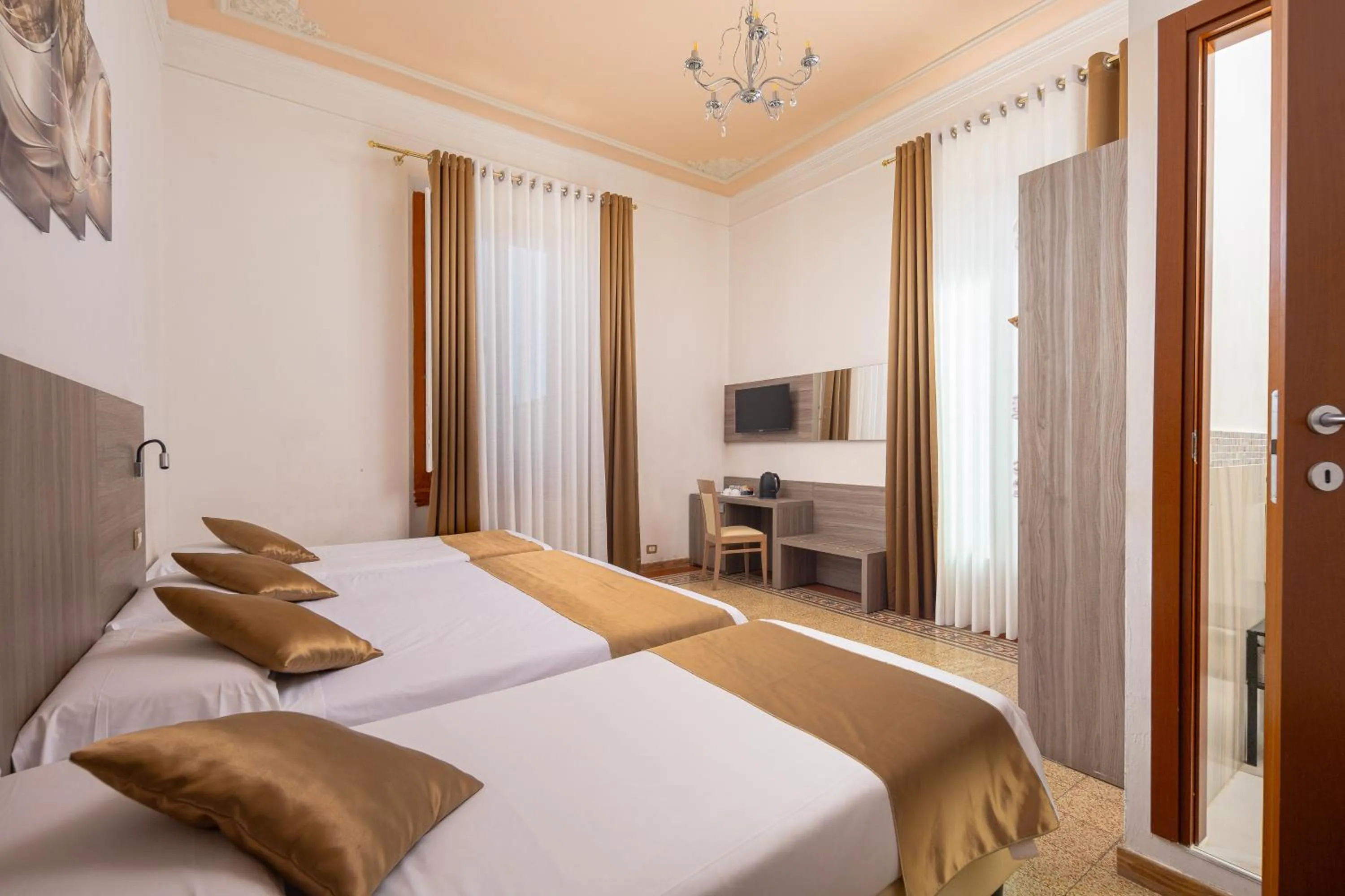 Bedroom, Bed in Astrid Hotel