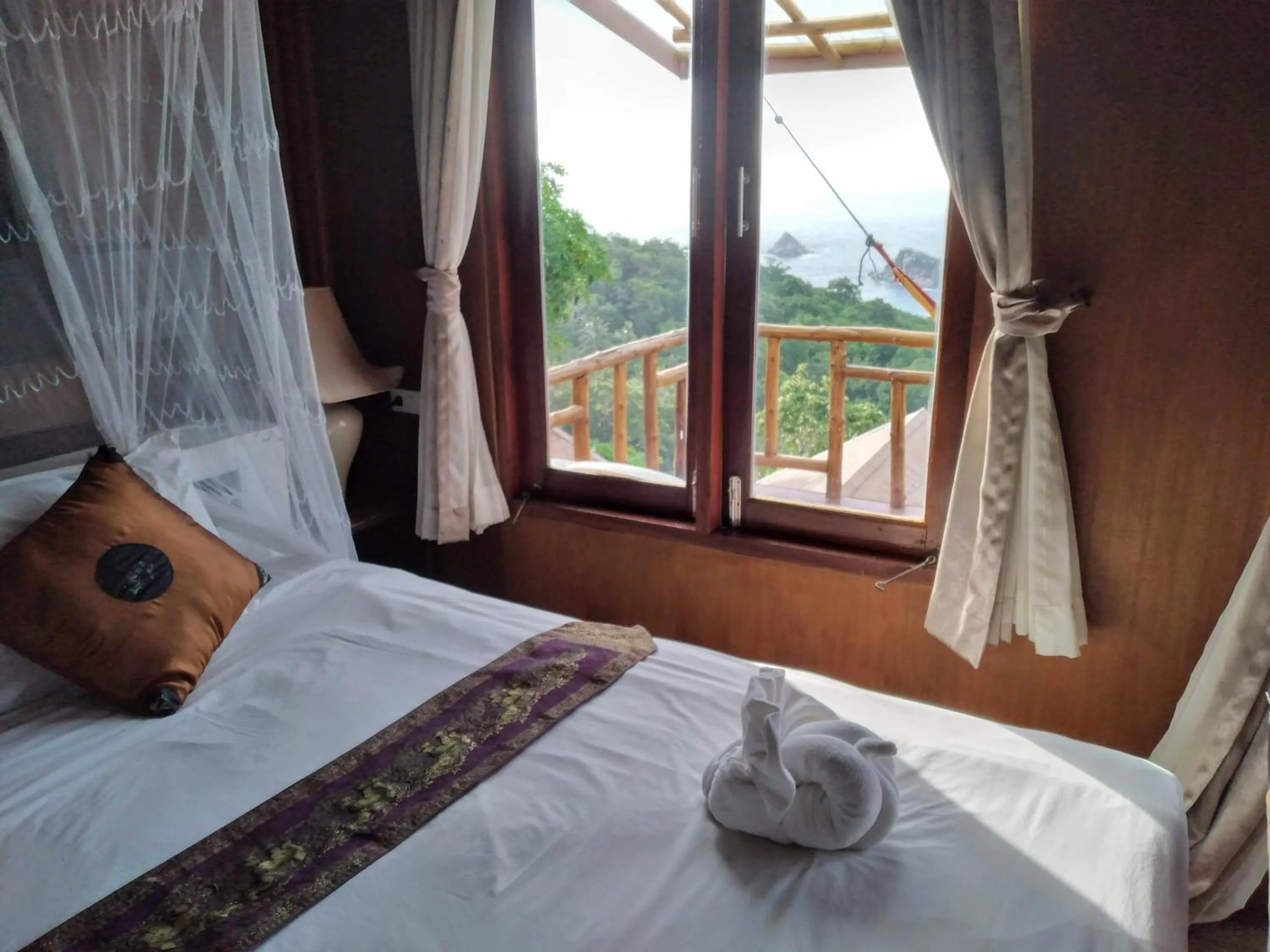 Bed in Tree House Bungalows Koh Tao