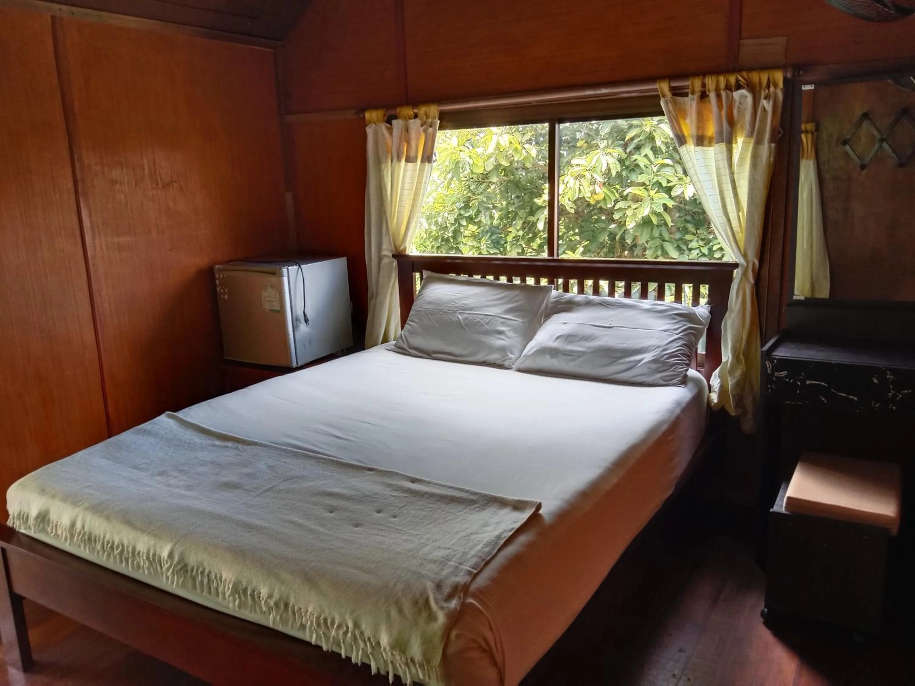 Bed in Tree House Bungalows Koh Tao