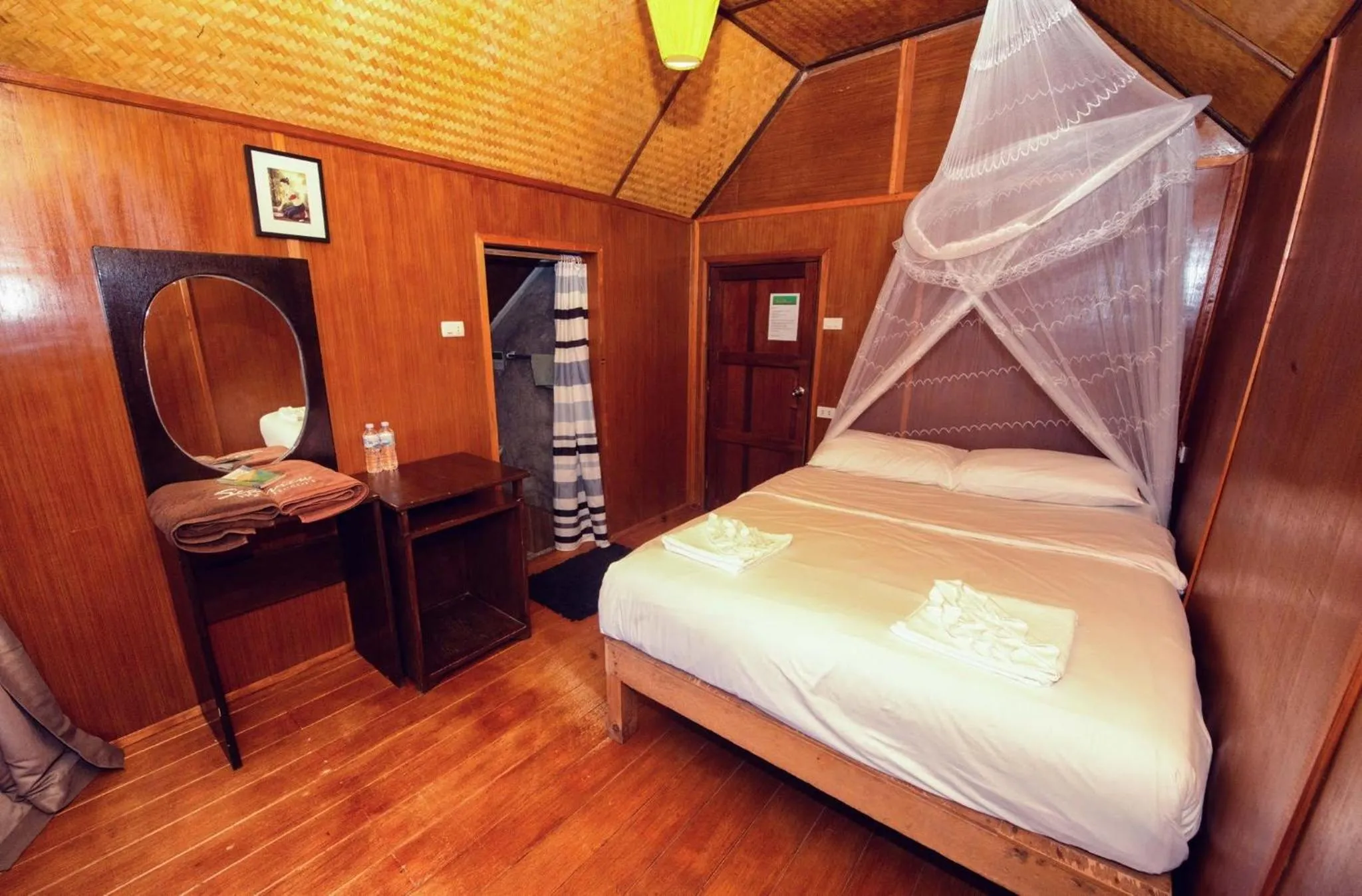 Bed in Tree House Bungalows Koh Tao