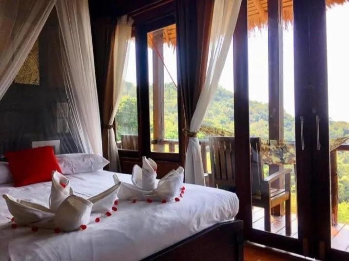 Bed in Tree House Bungalows Koh Tao