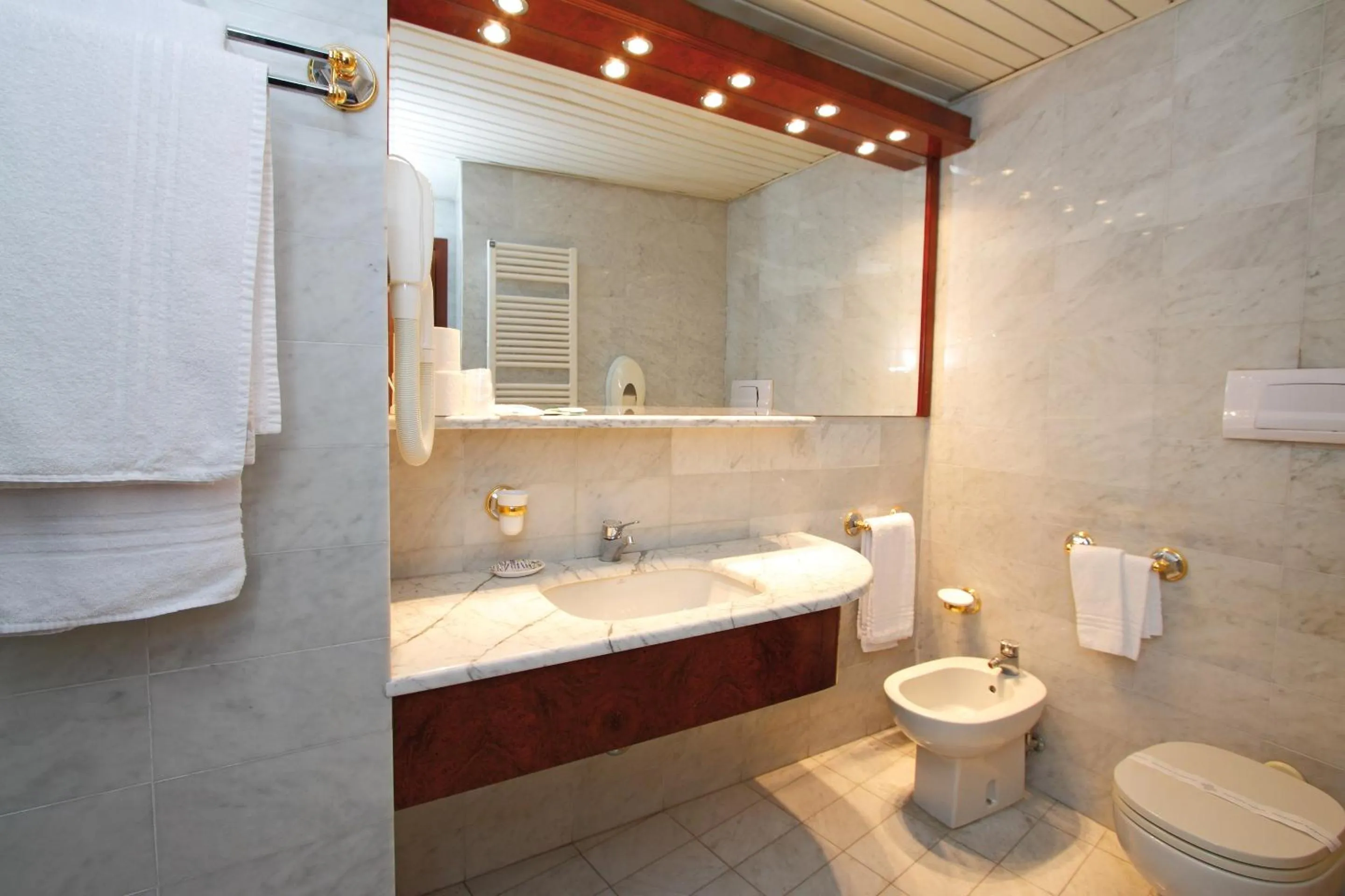 Bathroom in Hotel Miro'