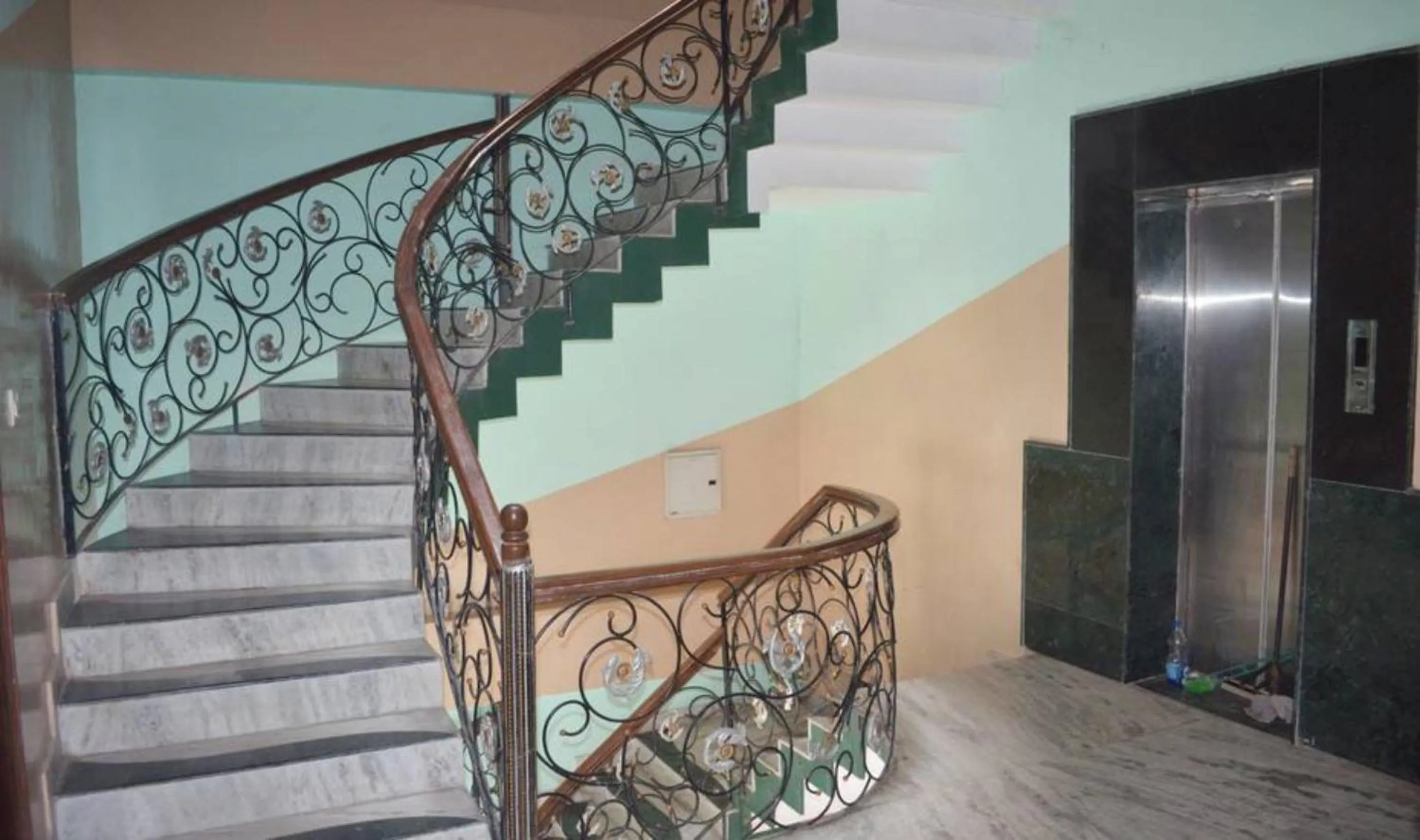 elevator in Hotel Europe Plaza