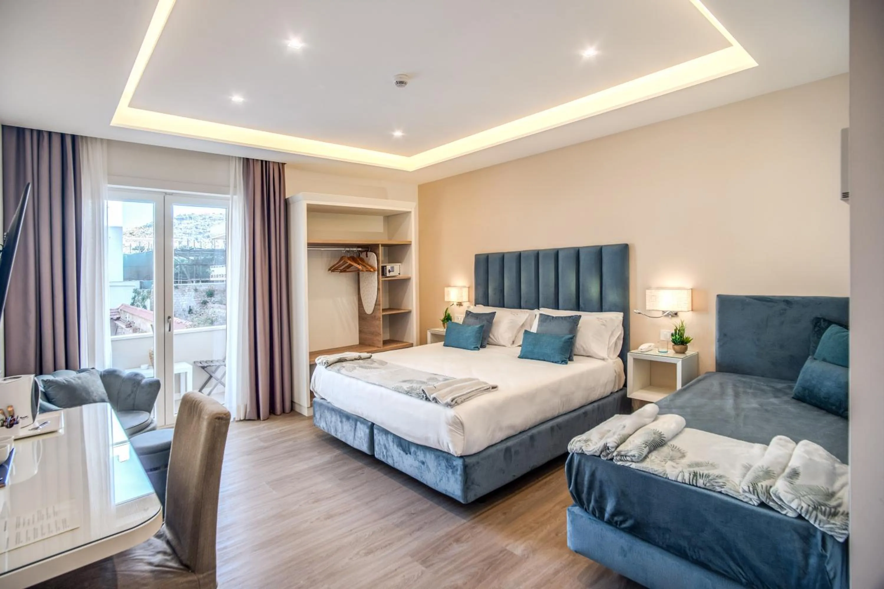 Bedroom, Bed in Hotel Sorrento City