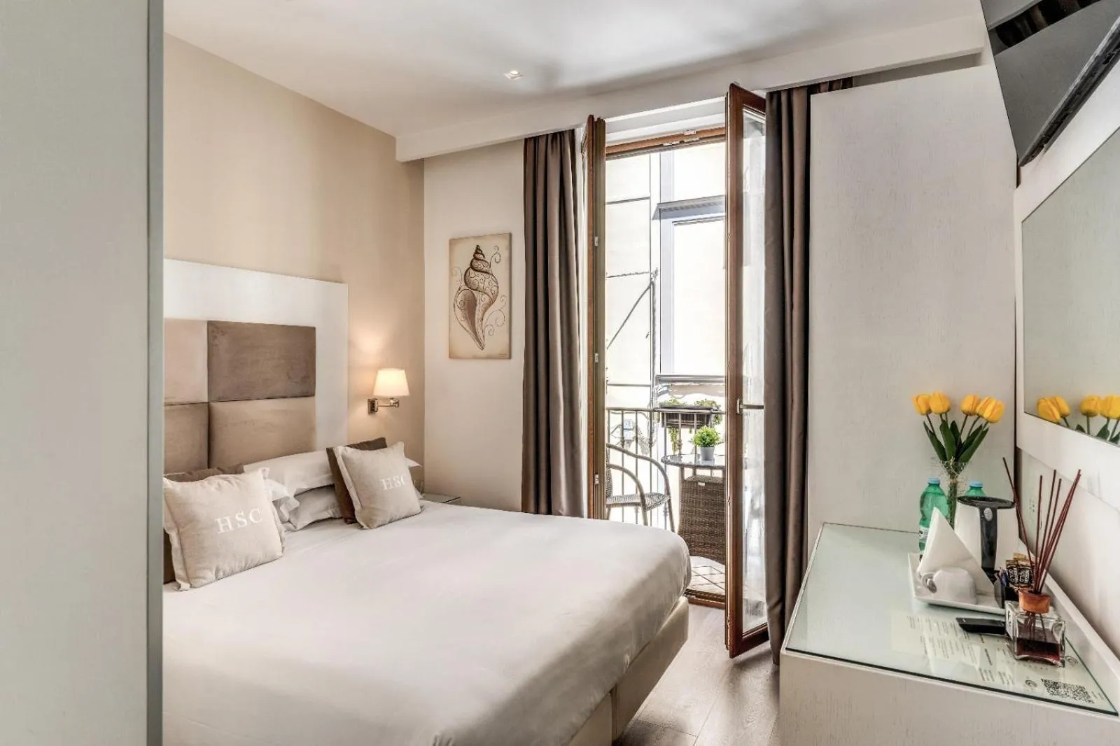 Balcony/Terrace, Bed in Hotel Sorrento City