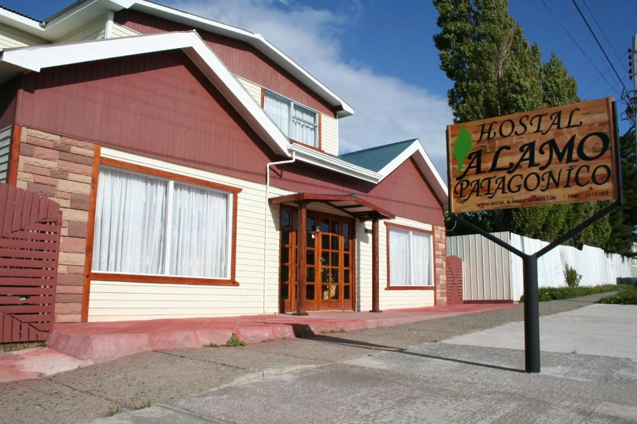 Facade/entrance in Hostal Alamo Patagonico