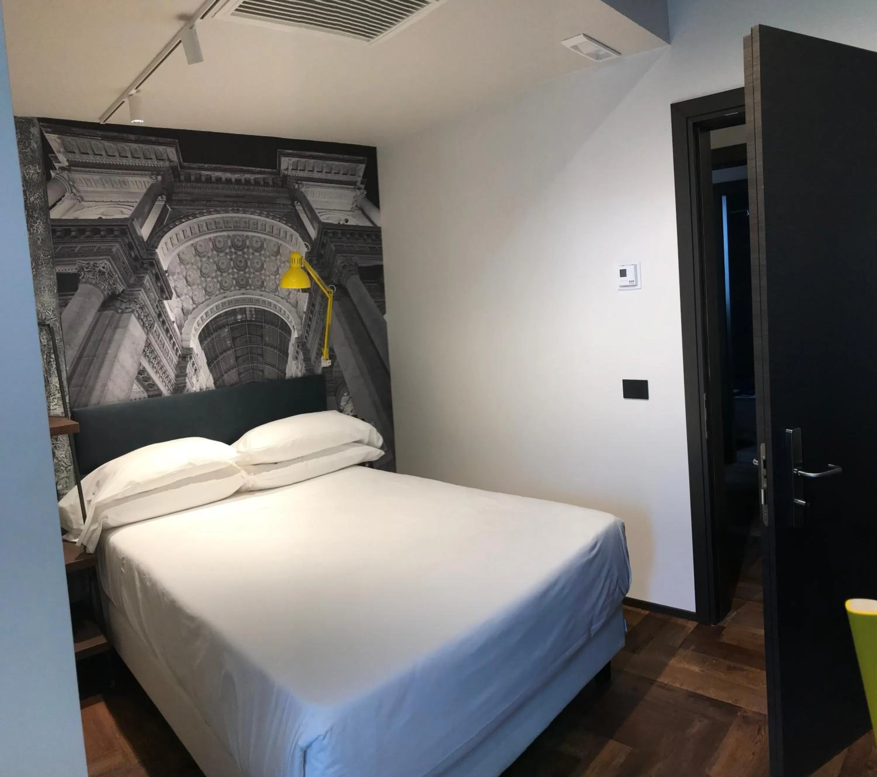 Shower, Bed in Hotel Roxy