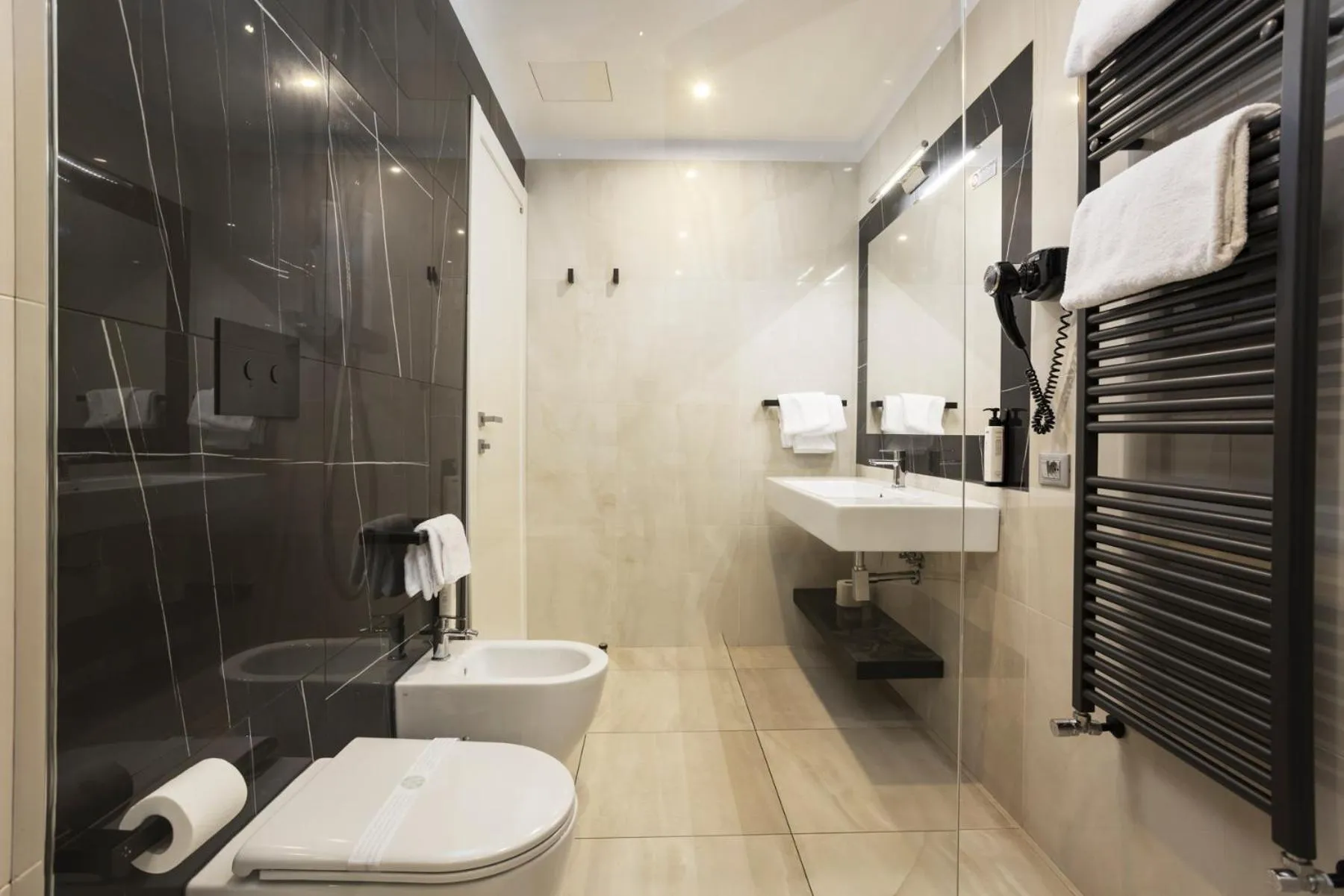 Shower in Eurogarden Hotel