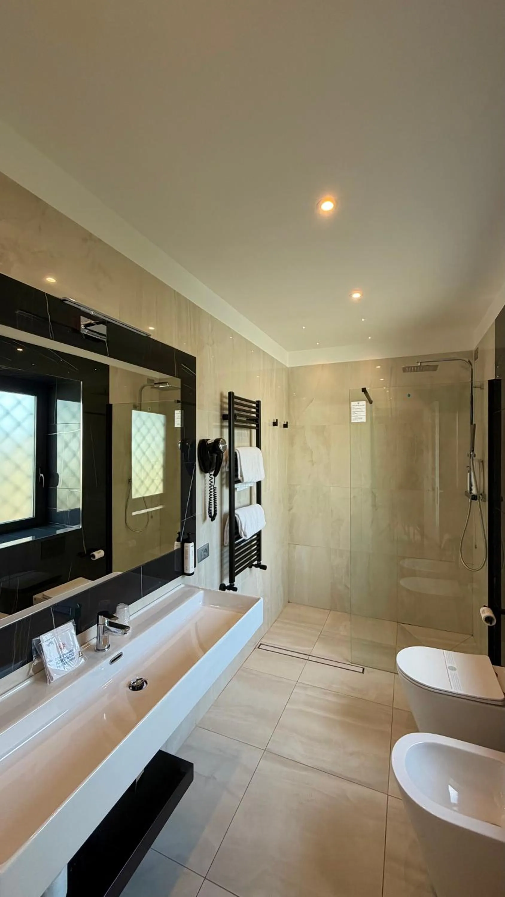 Shower, Bed in Eurogarden Hotel