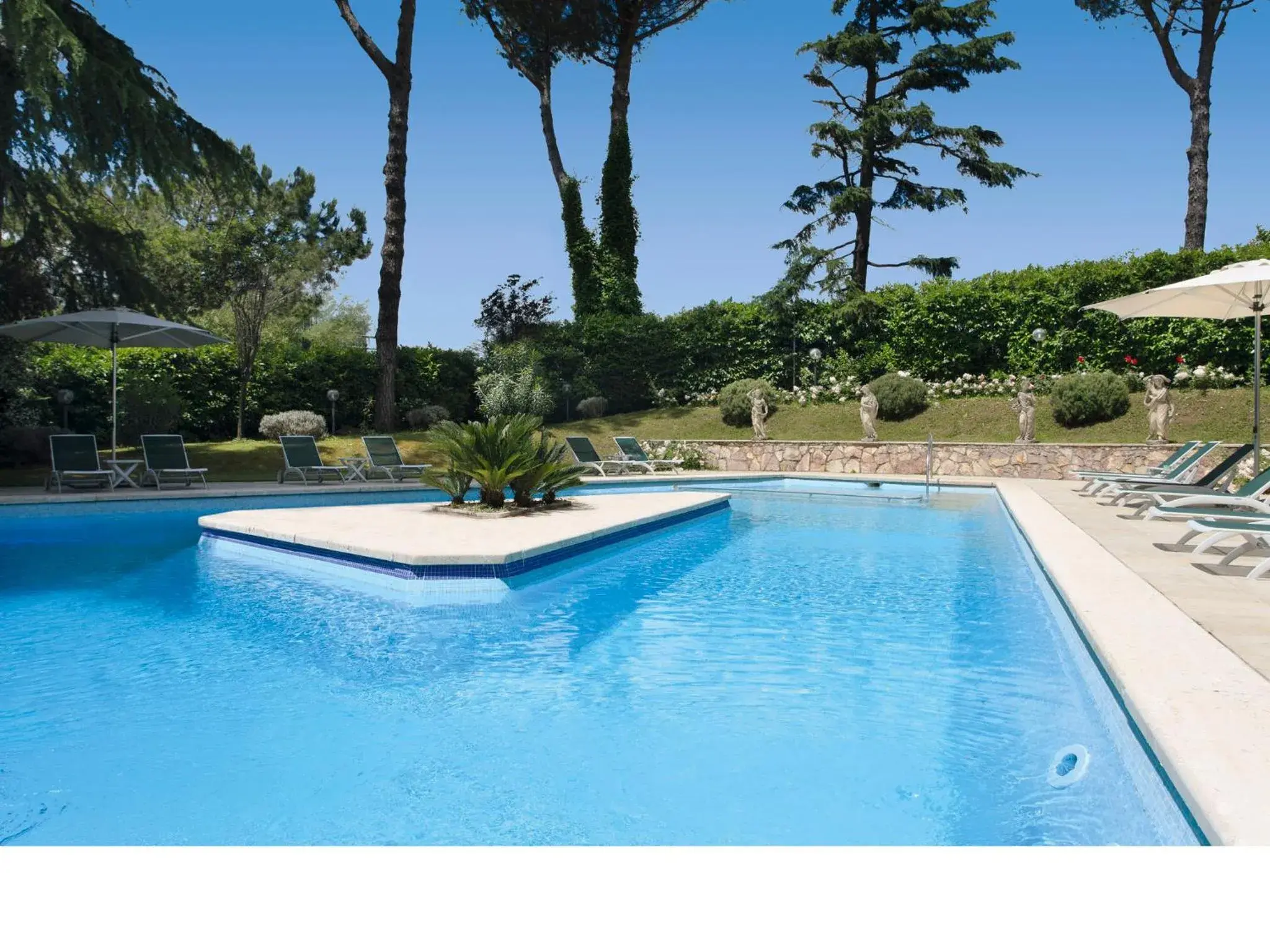 Swimming pool in Eurogarden Hotel Swimming pool in Eurogarden Hotel